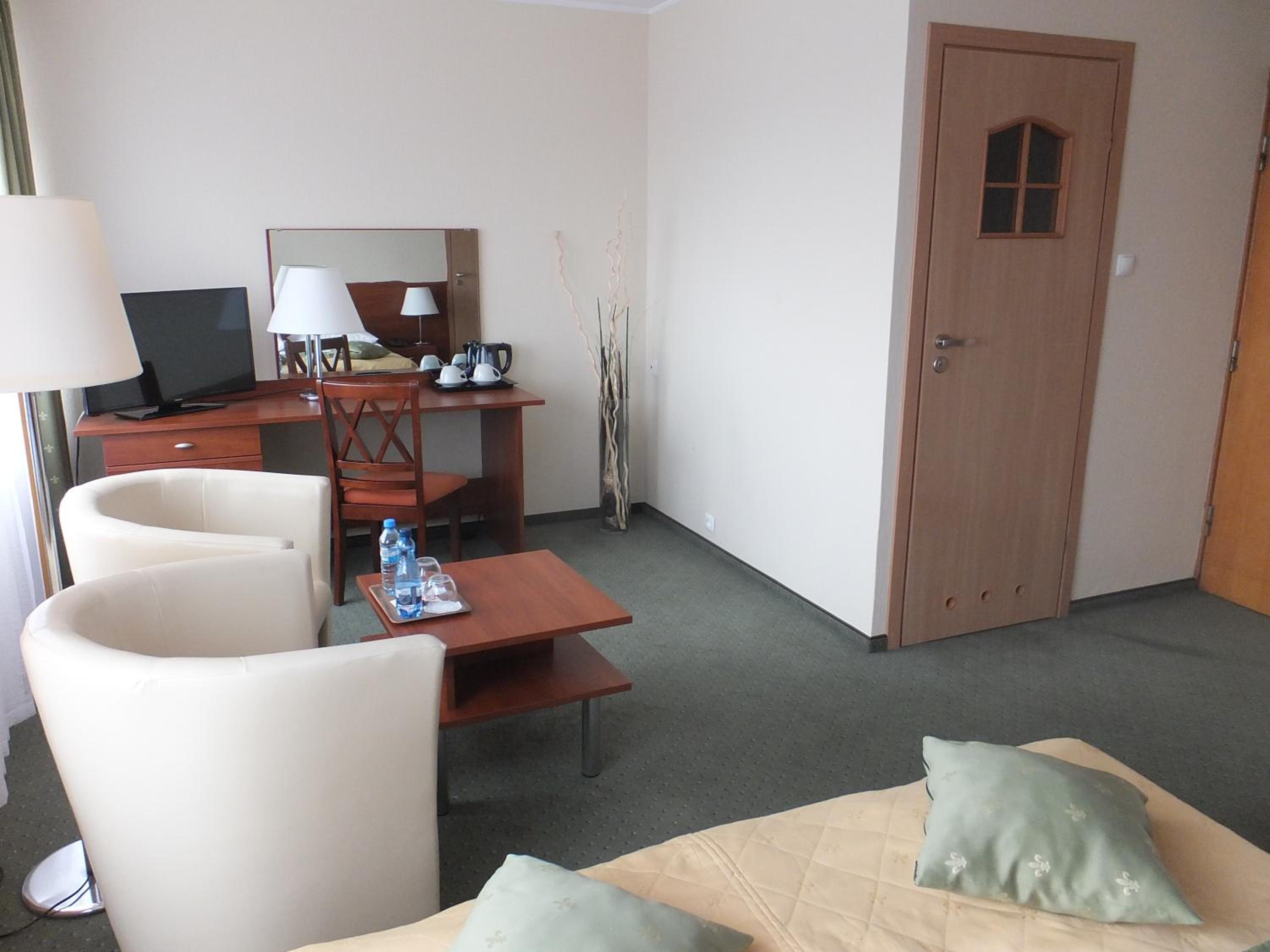 Standard Double or Twin Room - Photo 9