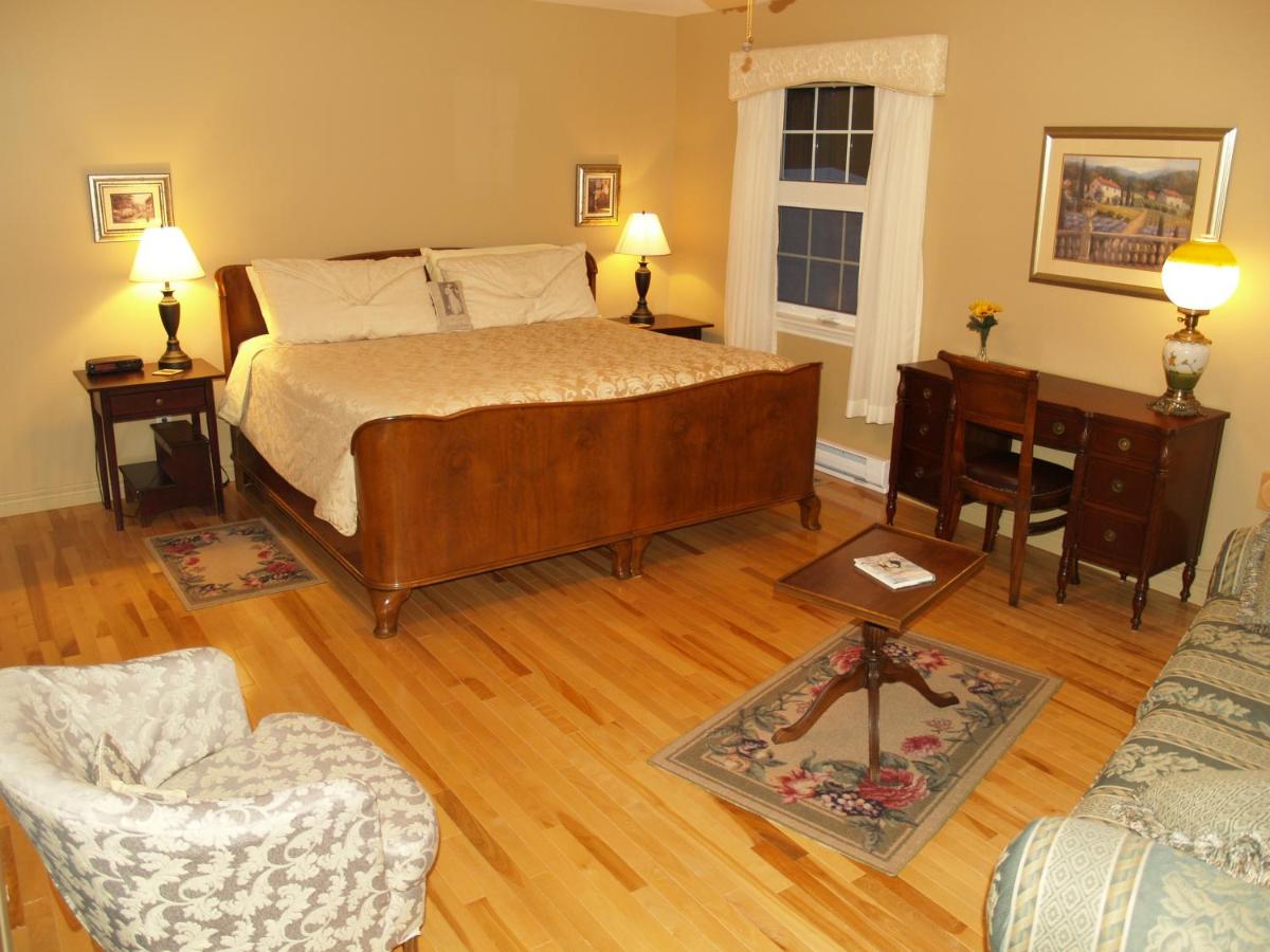 Deluxe King Suite photo 1
