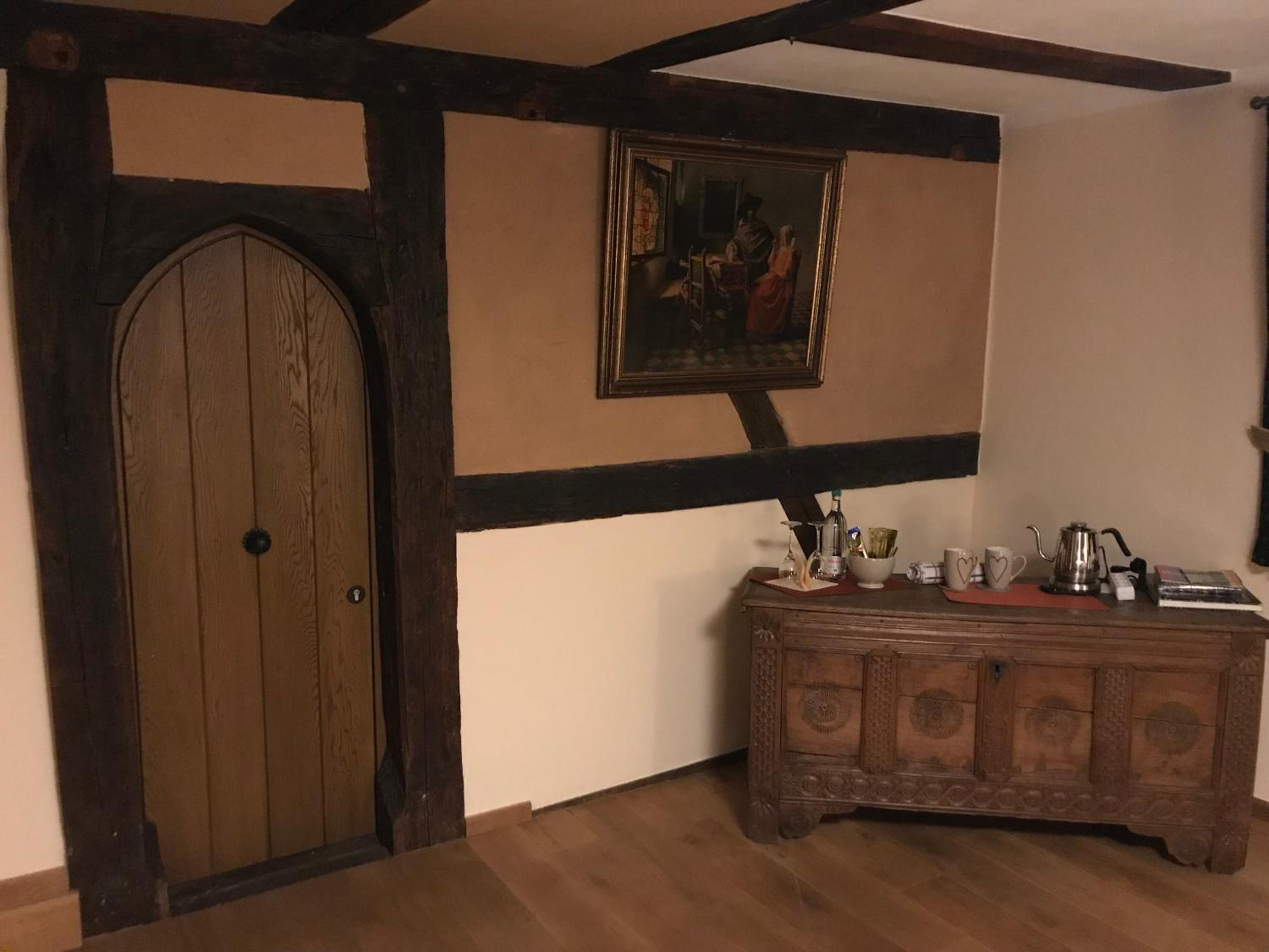 Deluxe King Room - Photo 7