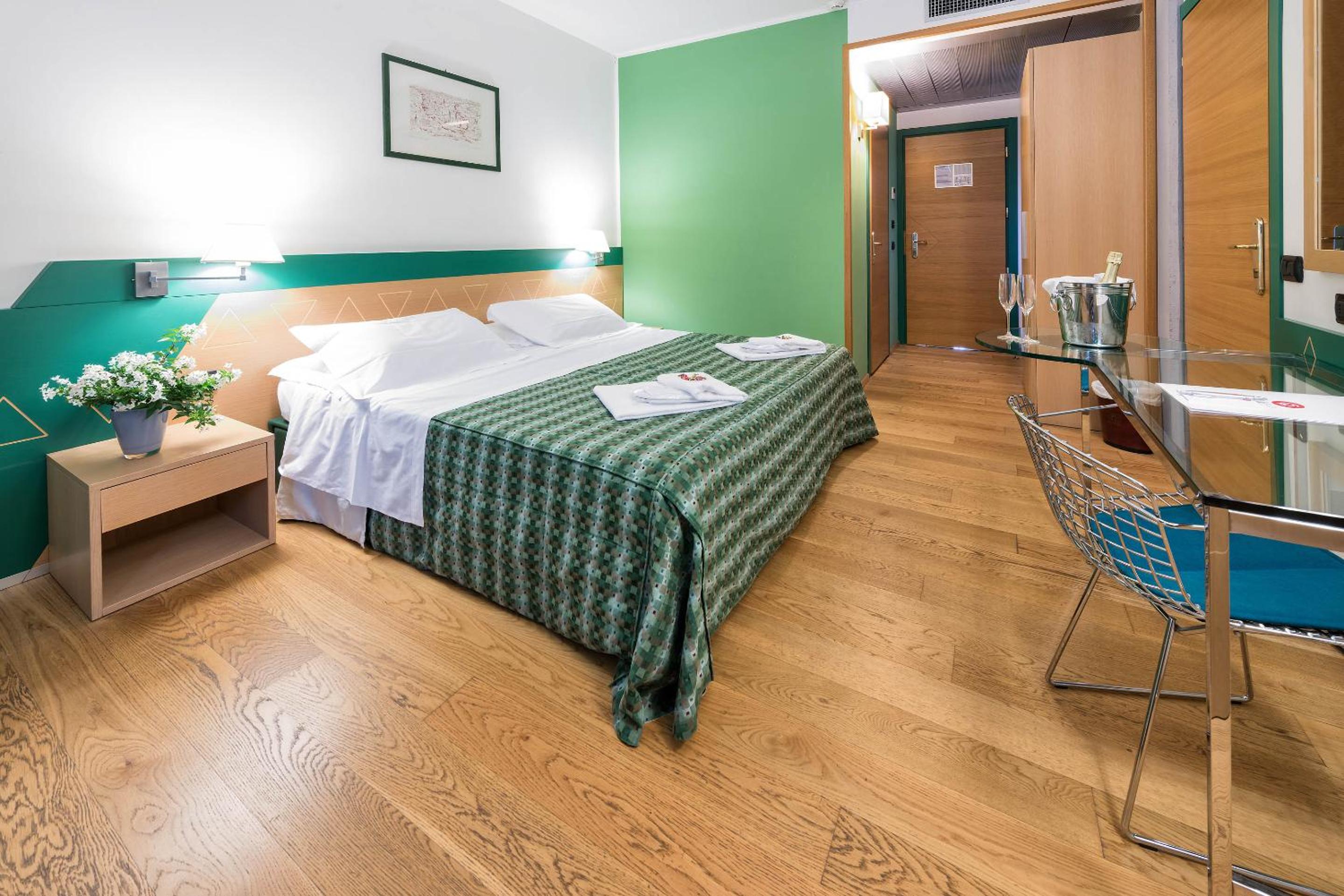 Standard Double or Twin Room - Photo 7