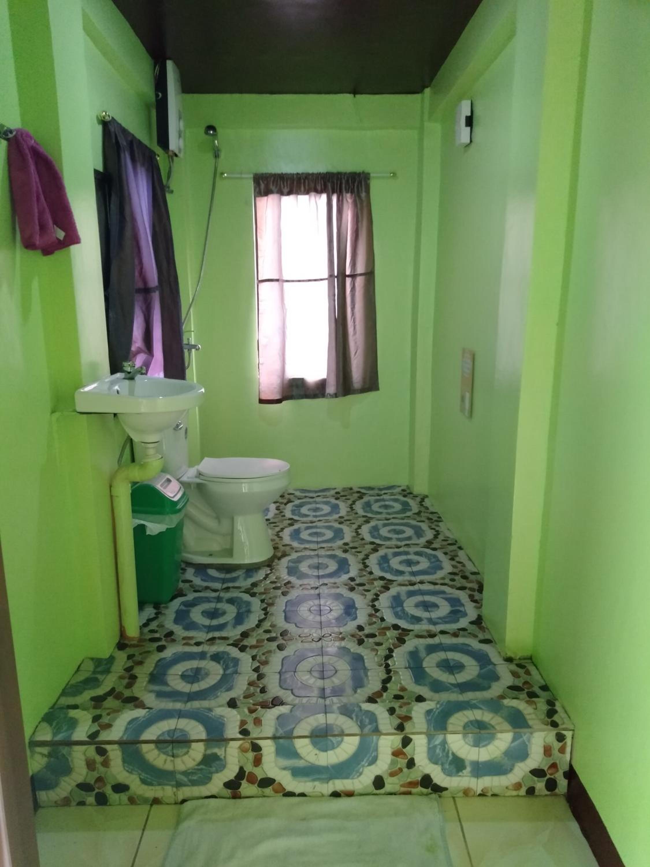 Quadruple Room with Private Bathroom - Photo 2