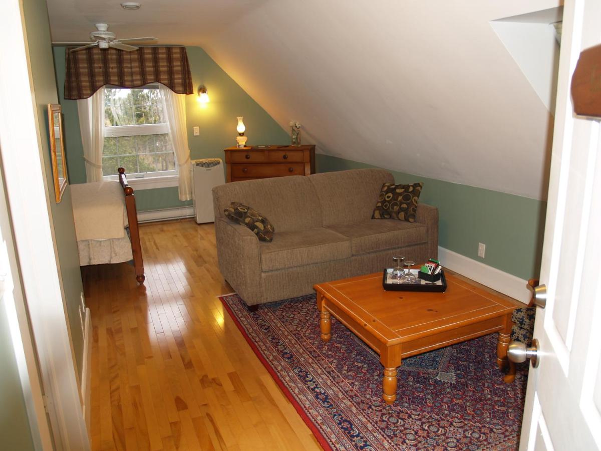 Deluxe Queen Suite photo 2