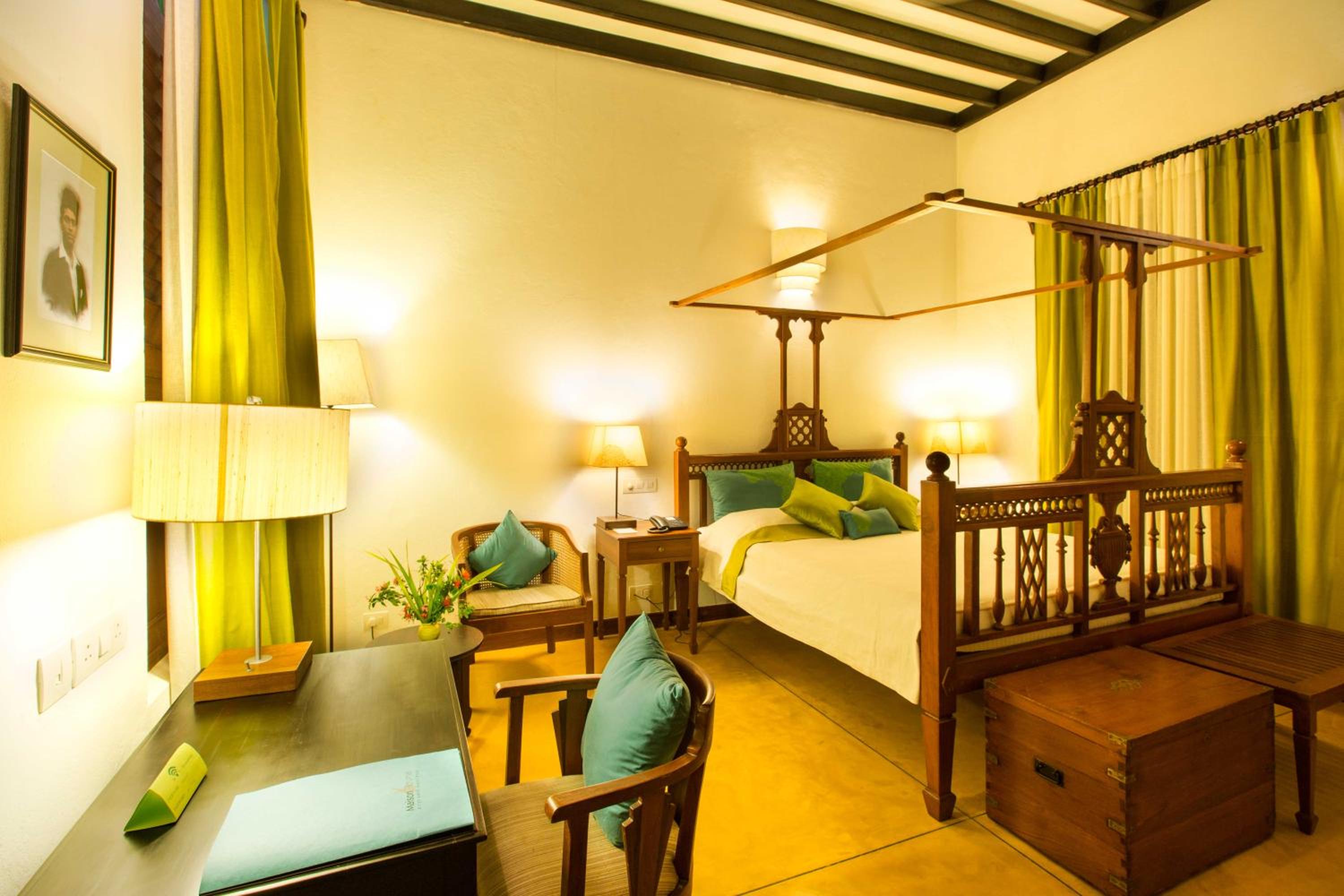 Deluxe Room with Four Poster Bed -complimentary guided heritage walk (4:00 PM – 6:00 PM) - Photo 4