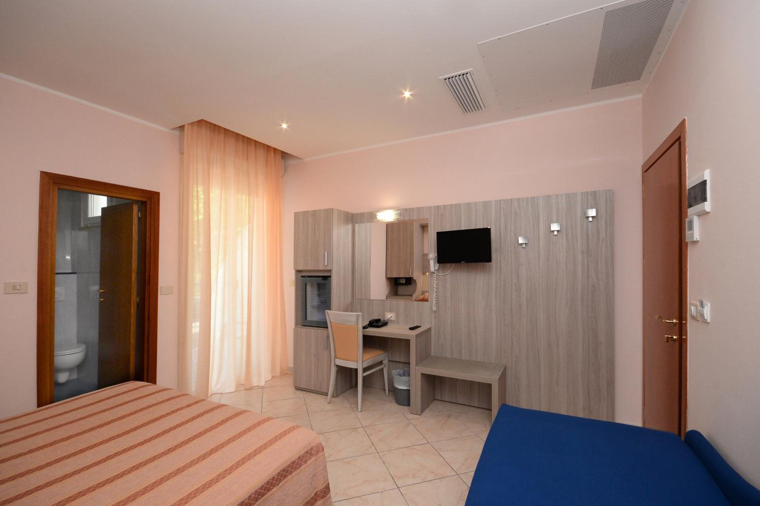 Quadruple Room - Photo 7