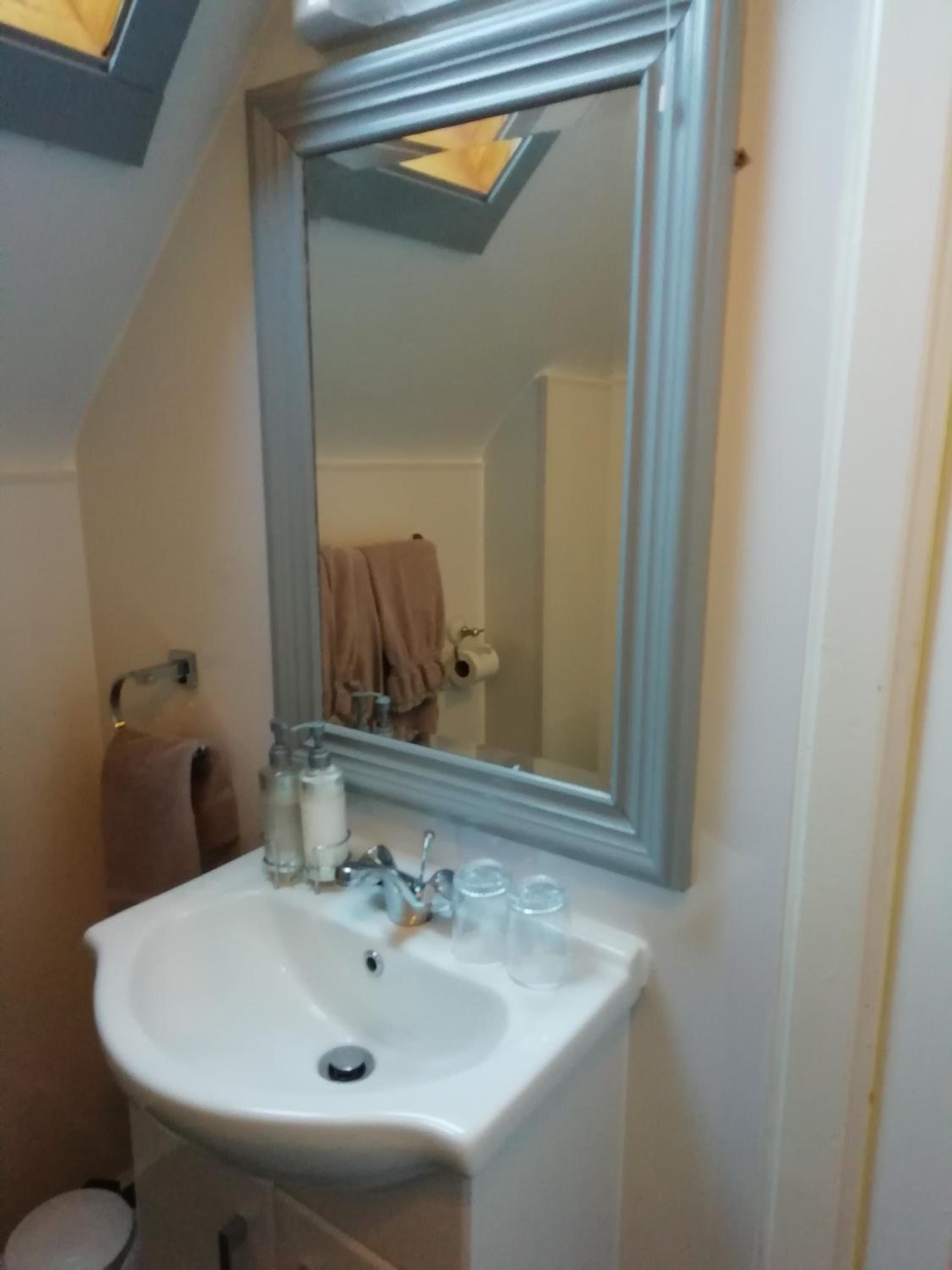 Deluxe Double Room - Photo 8