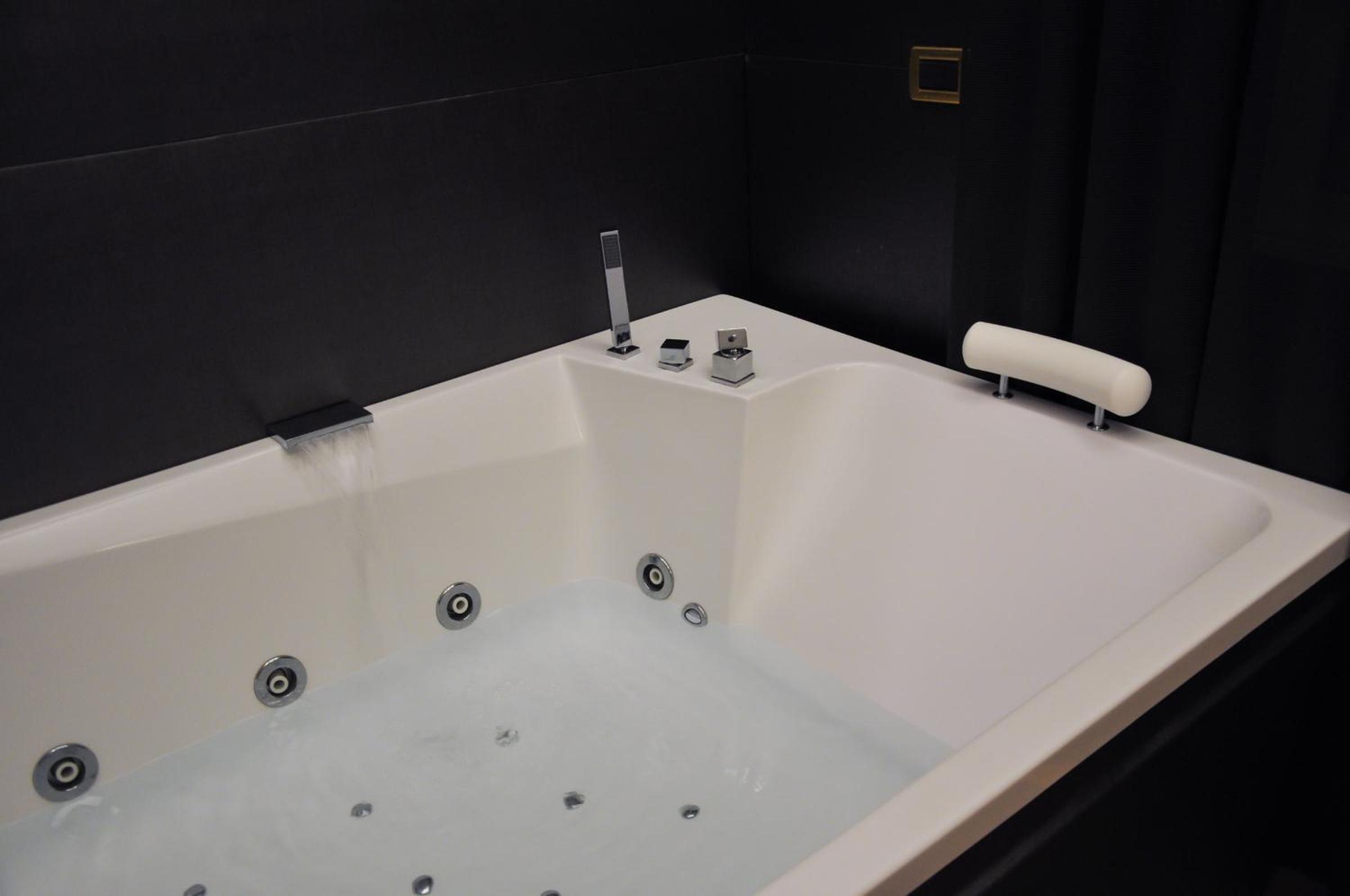 Suite with Spa Bath photo 3