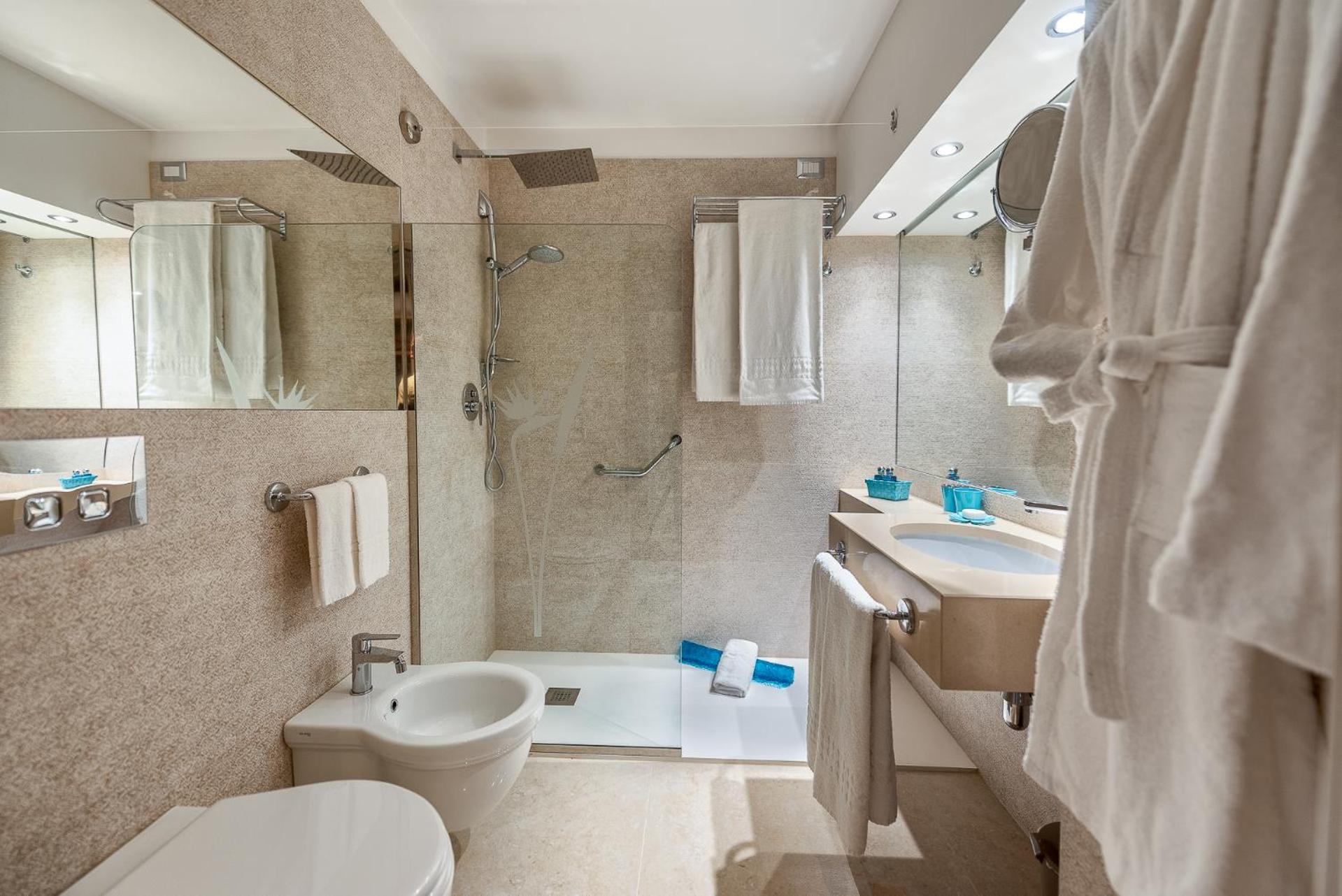 Deluxe Double or Twin Room with Partial Sea View photo 2