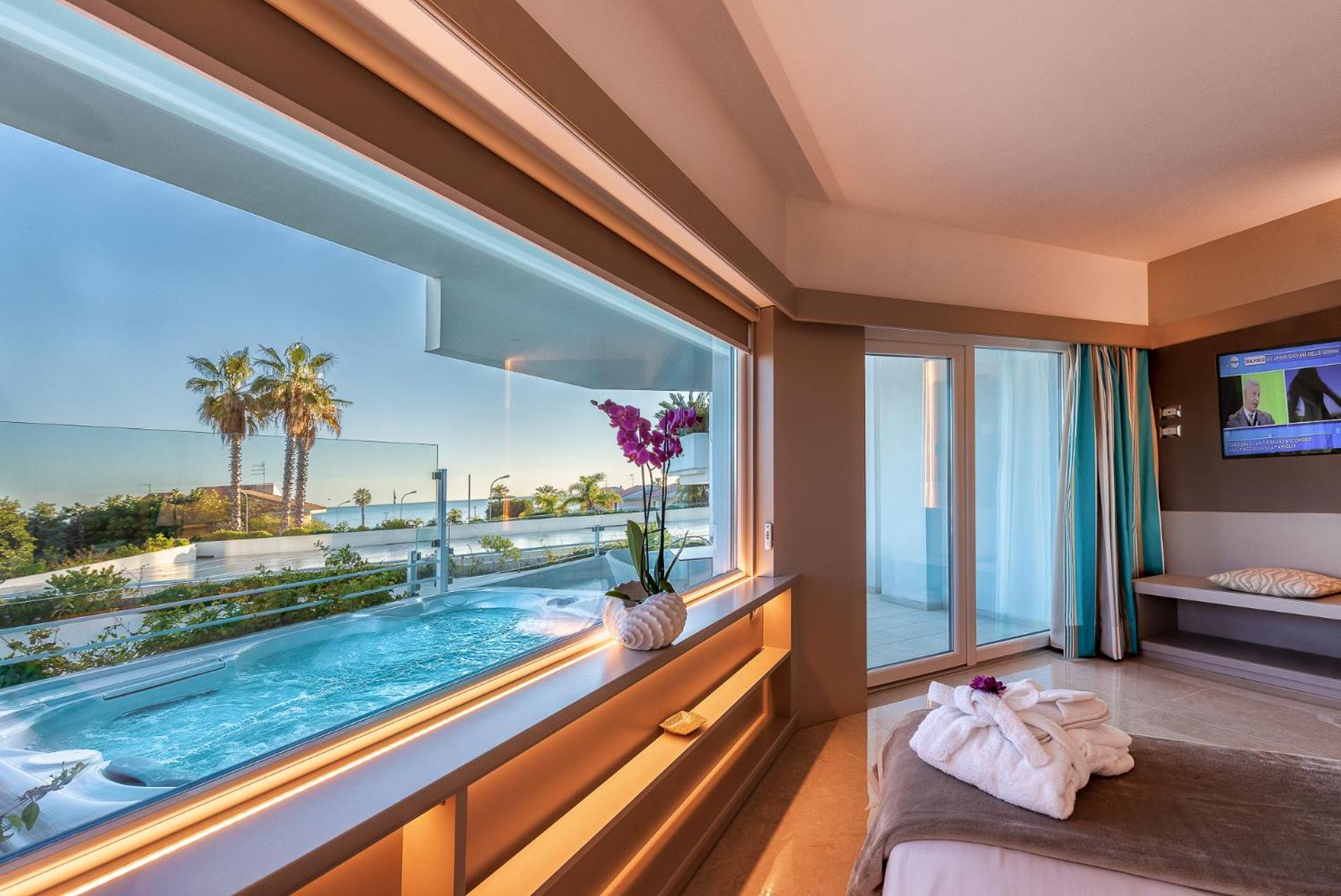 Deluxe Double or Twin Room with Spa Bath photo 3