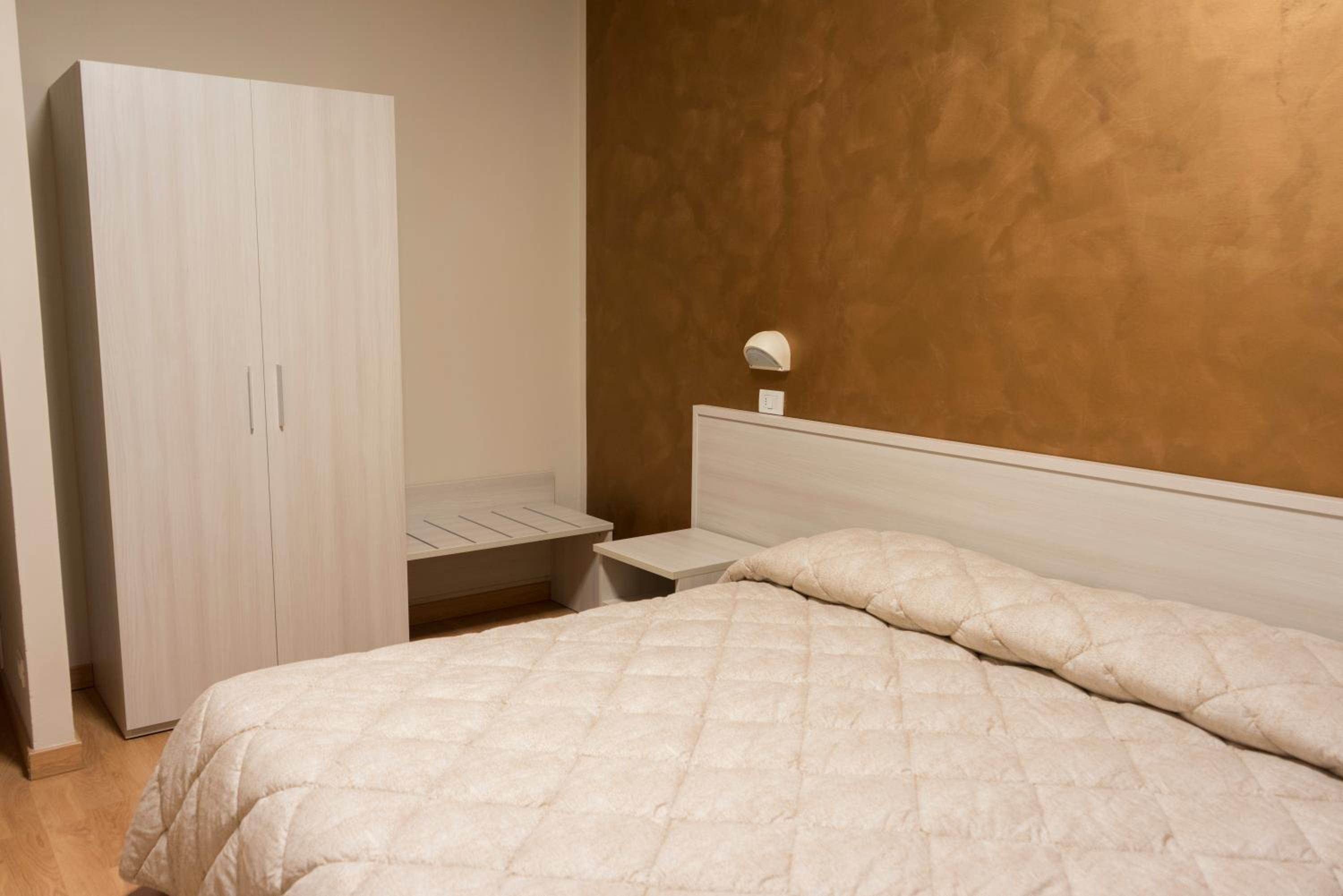 Double Room - Photo 7