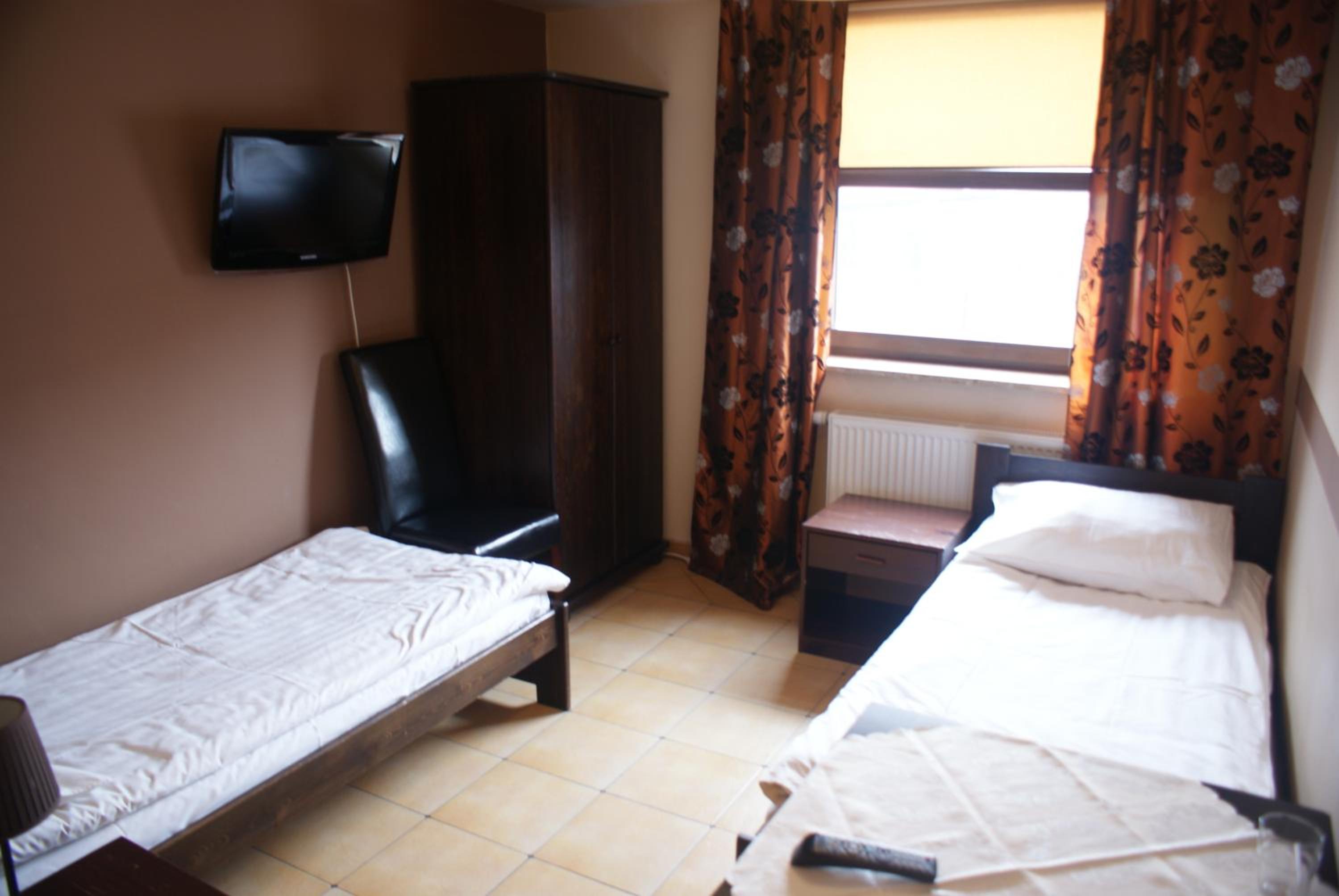 Standard Twin Room - Photo 1