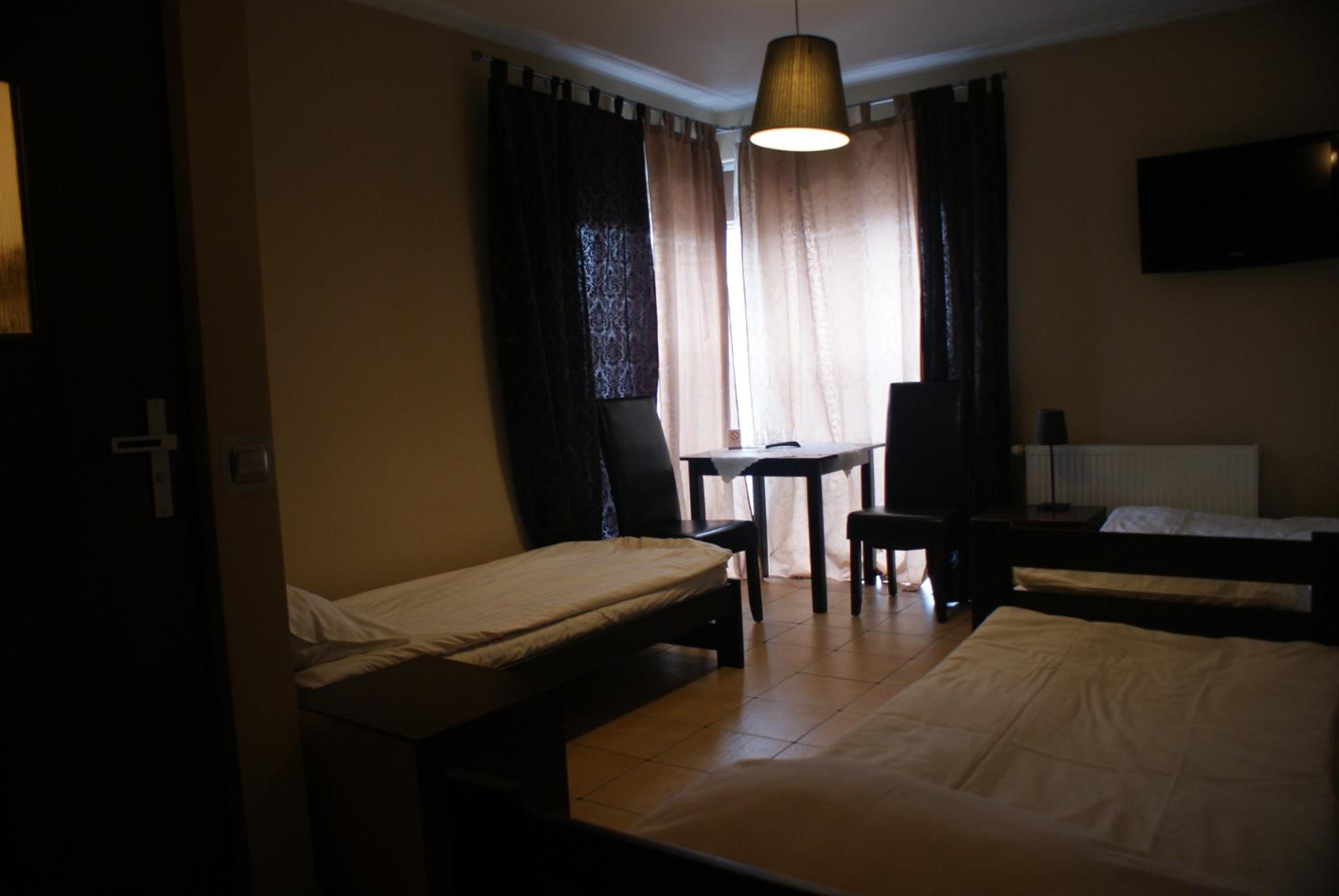 Standard Twin Room - Photo 5