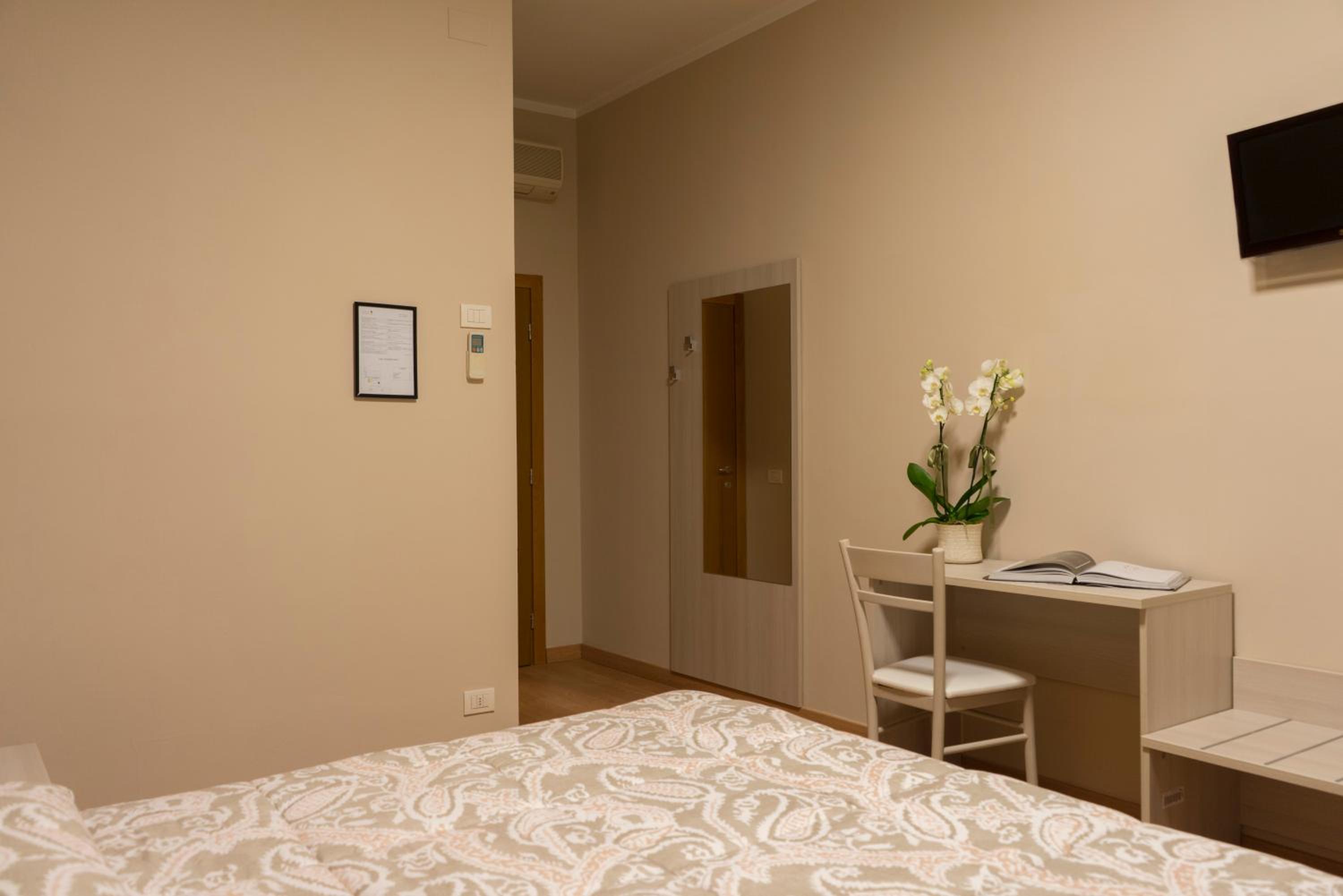 Double Room - Photo 5