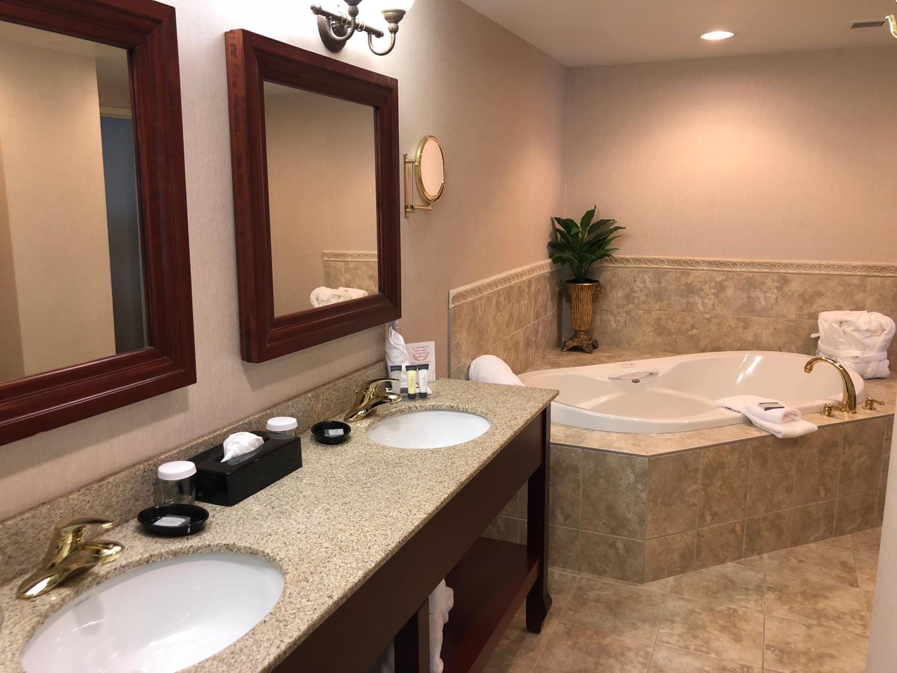 King Suite - Non-Smoking - Photo 11