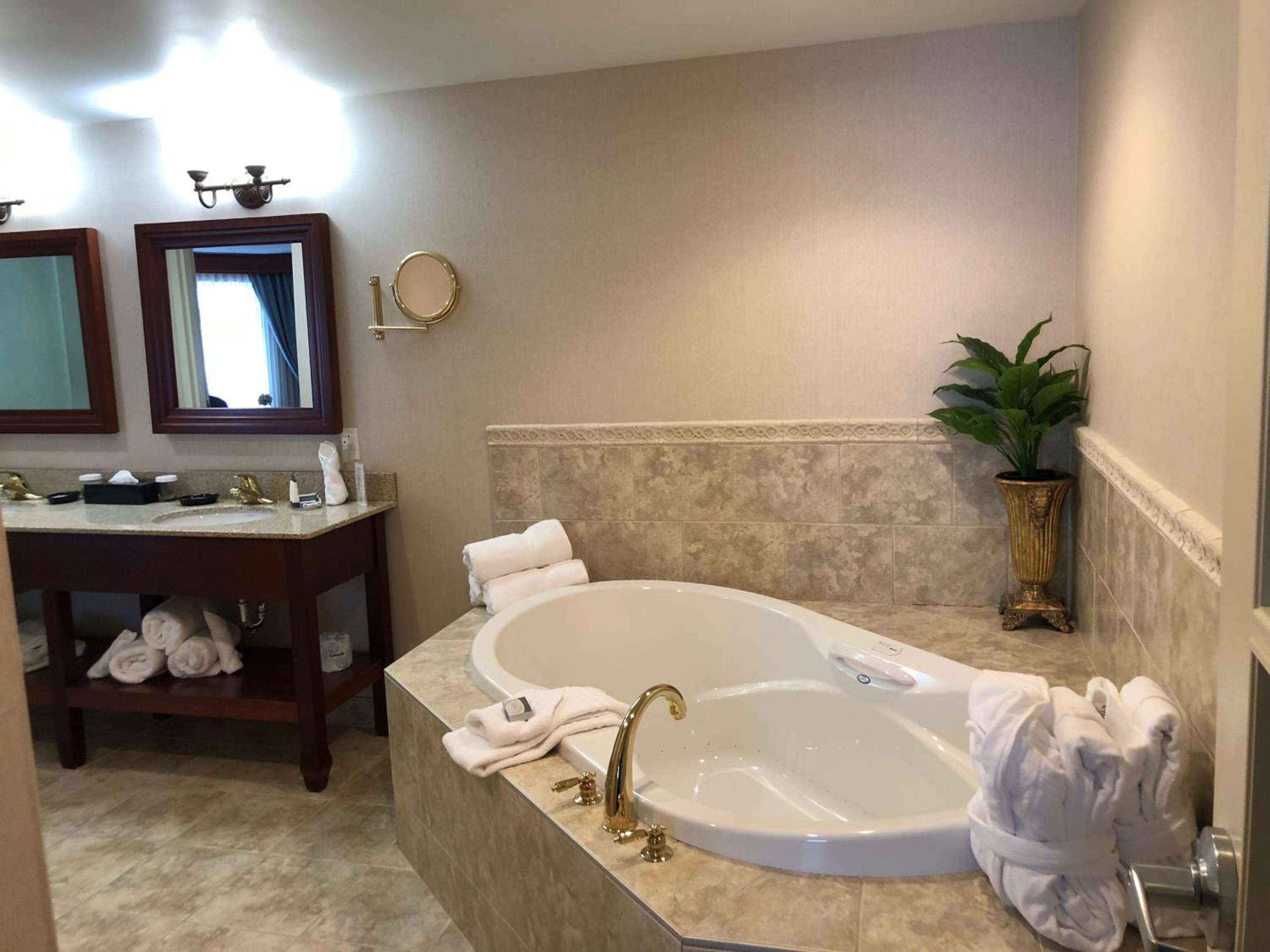 King Suite - Non-Smoking - Photo 13
