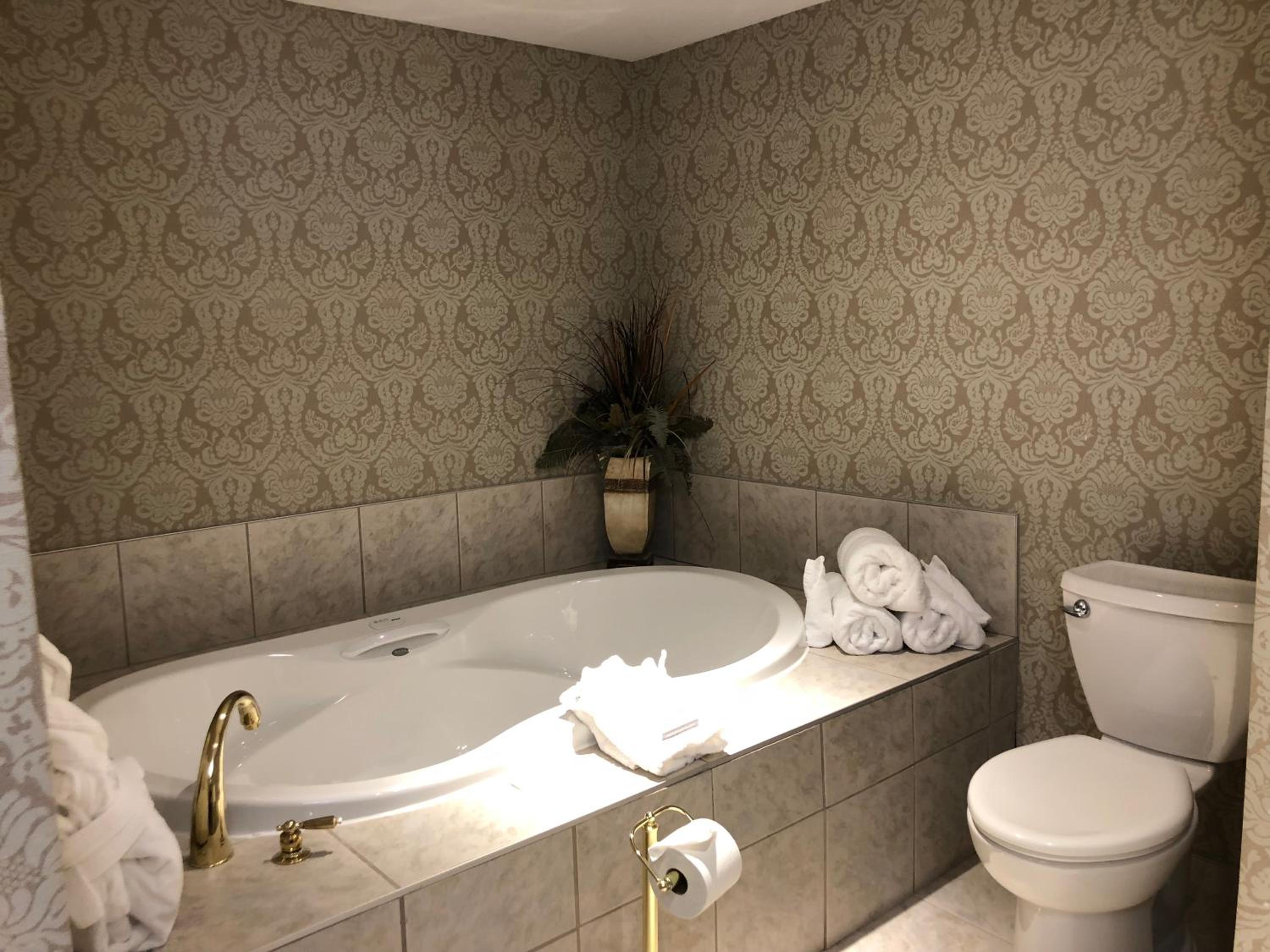 Queen Suite - Non-Smoking - Photo 7