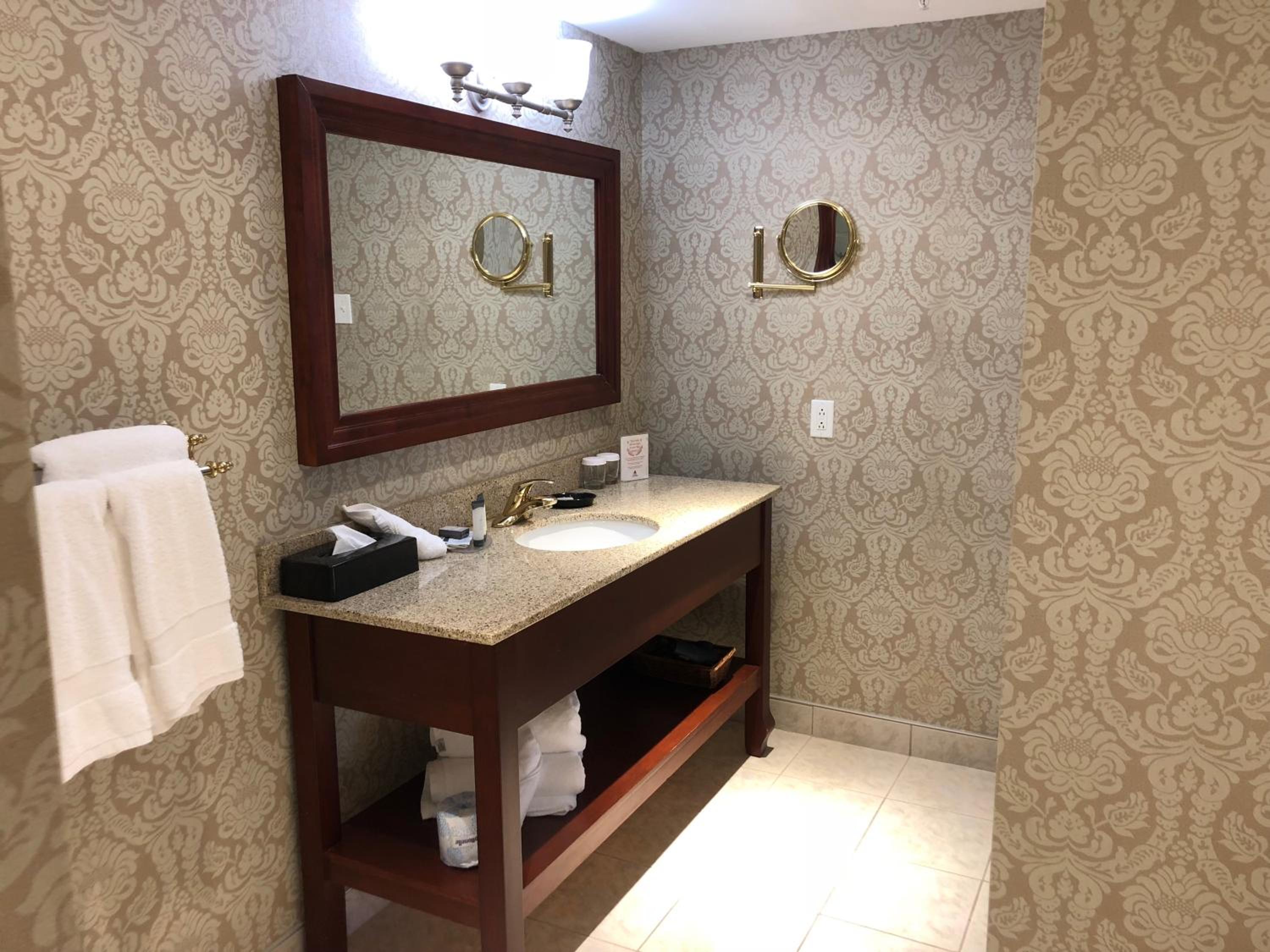 Queen Room with Two Queen Beds - Non-Smoking - Photo 2