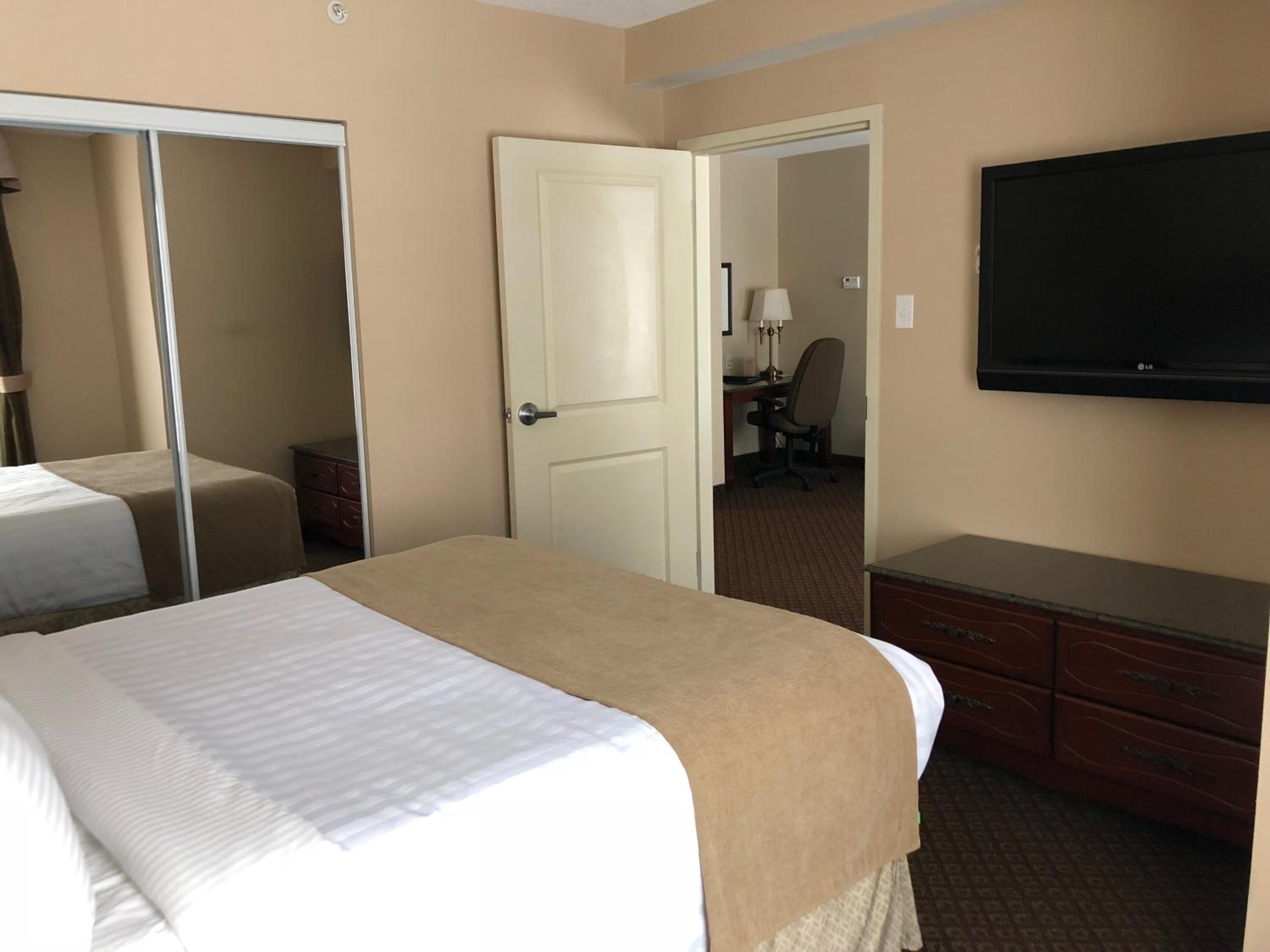 Queen Suite - Non-Smoking - Photo 3