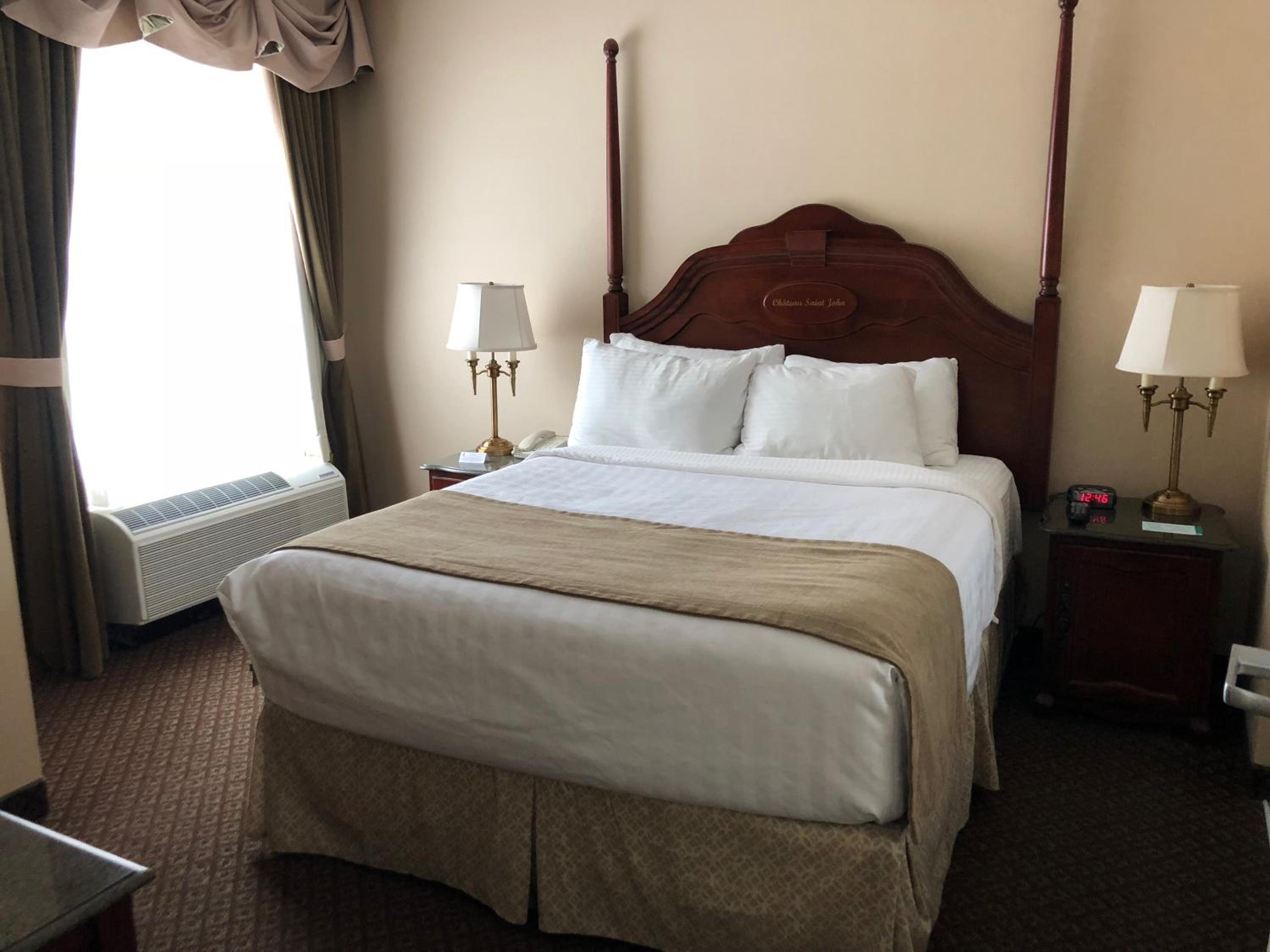 Queen Suite - Non-Smoking - Photo 2