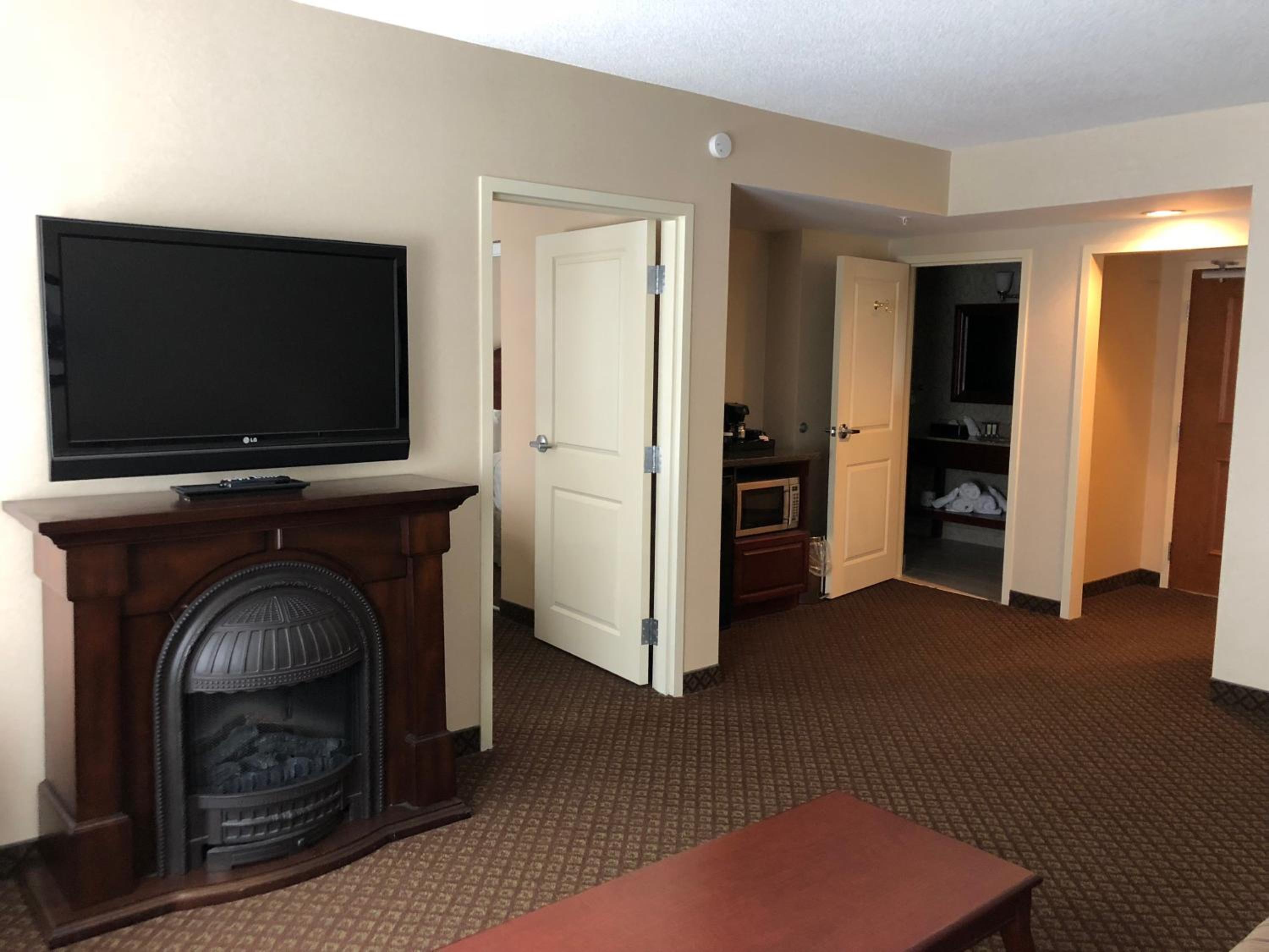 Queen Suite - Non-Smoking - Photo 4
