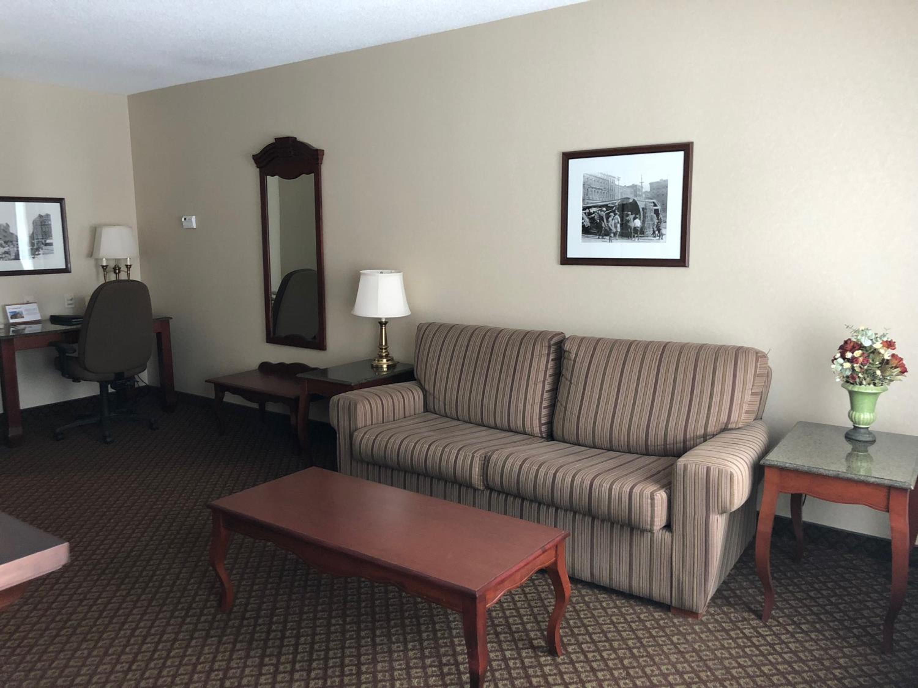 Queen Suite - Non-Smoking - Photo 1