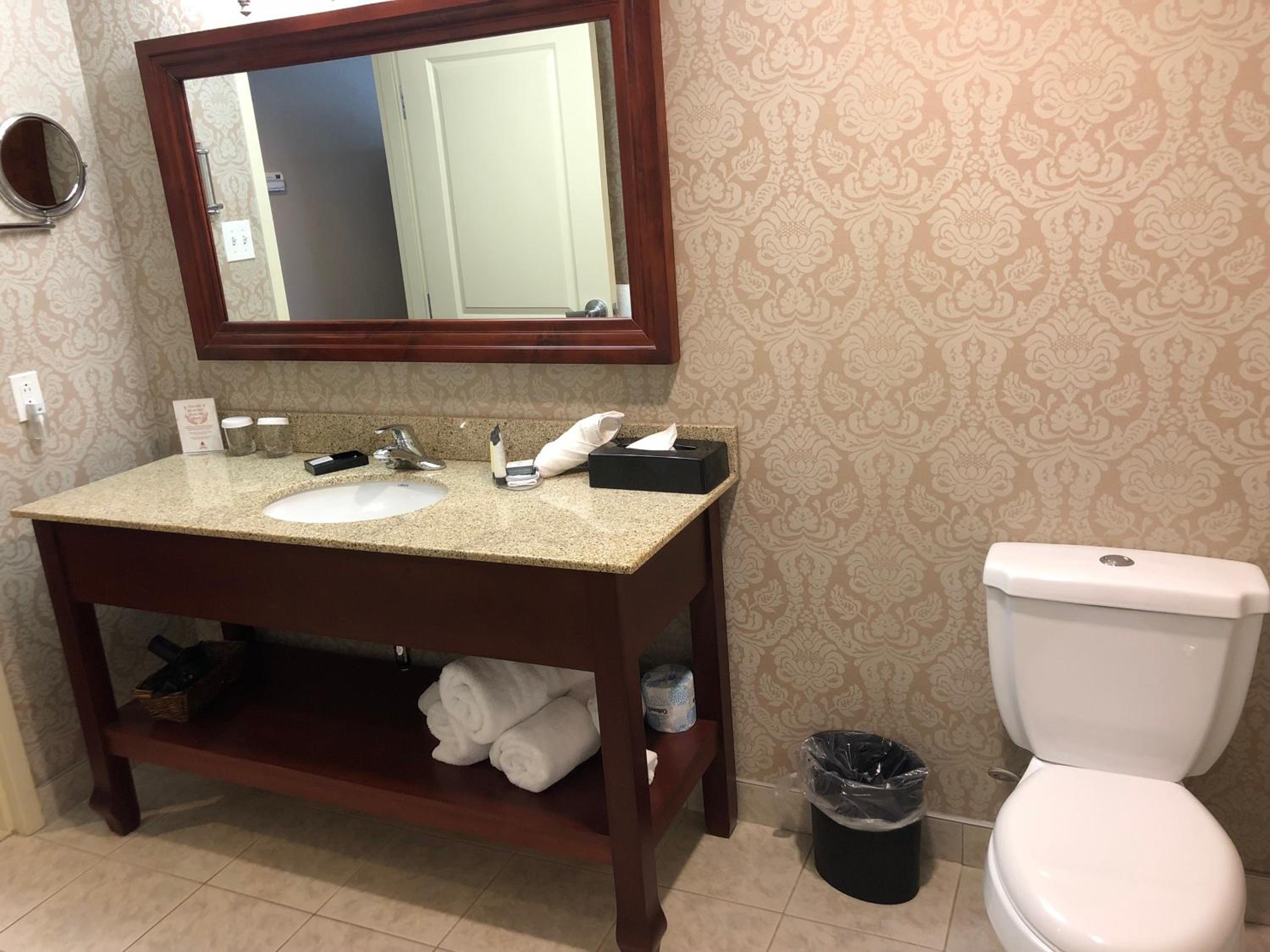 Deluxe King Room - Non-Smoking - Photo 10