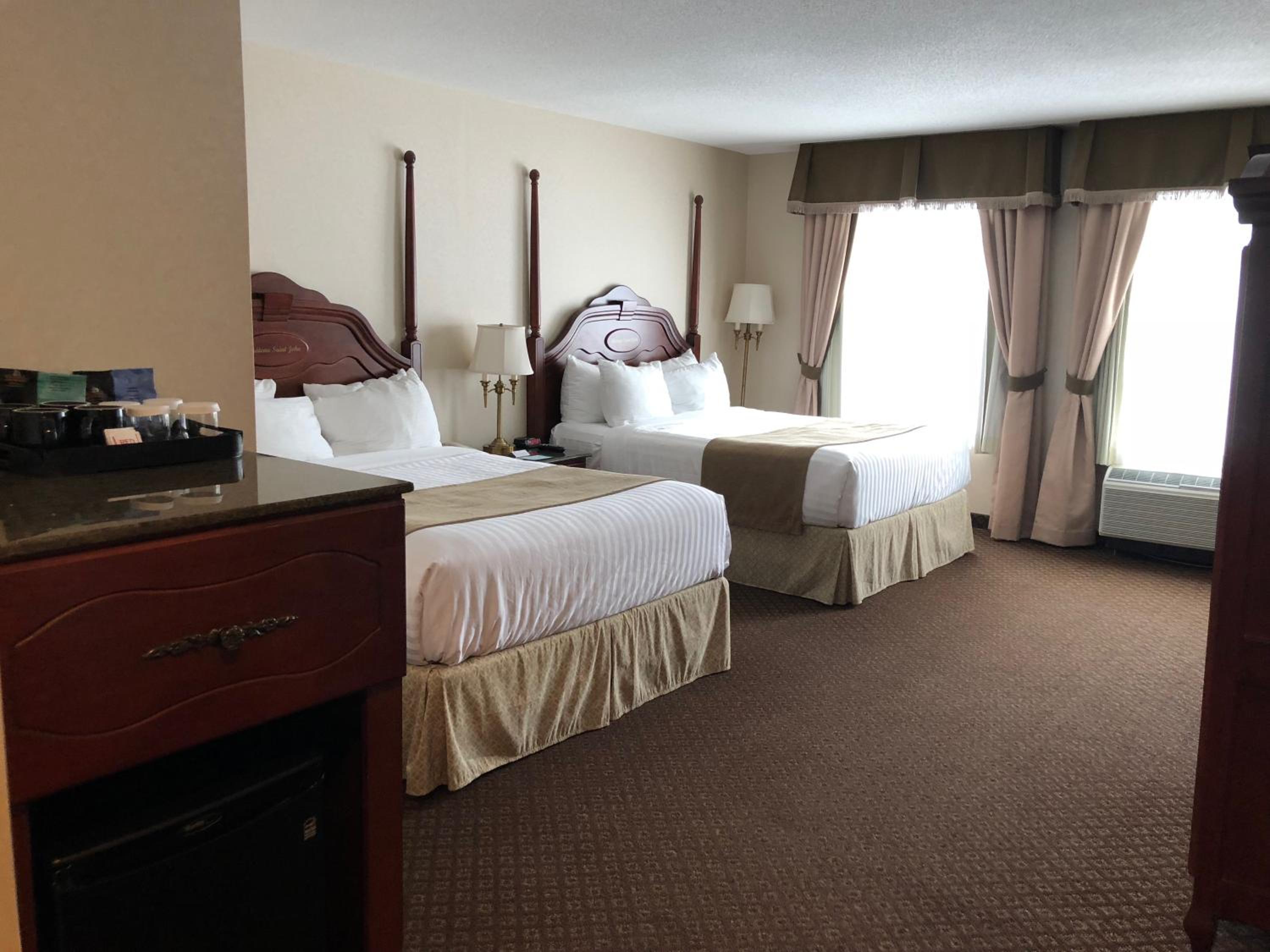 Deluxe Queen Room with Two Queen Beds - Non-Smoking - Photo 3