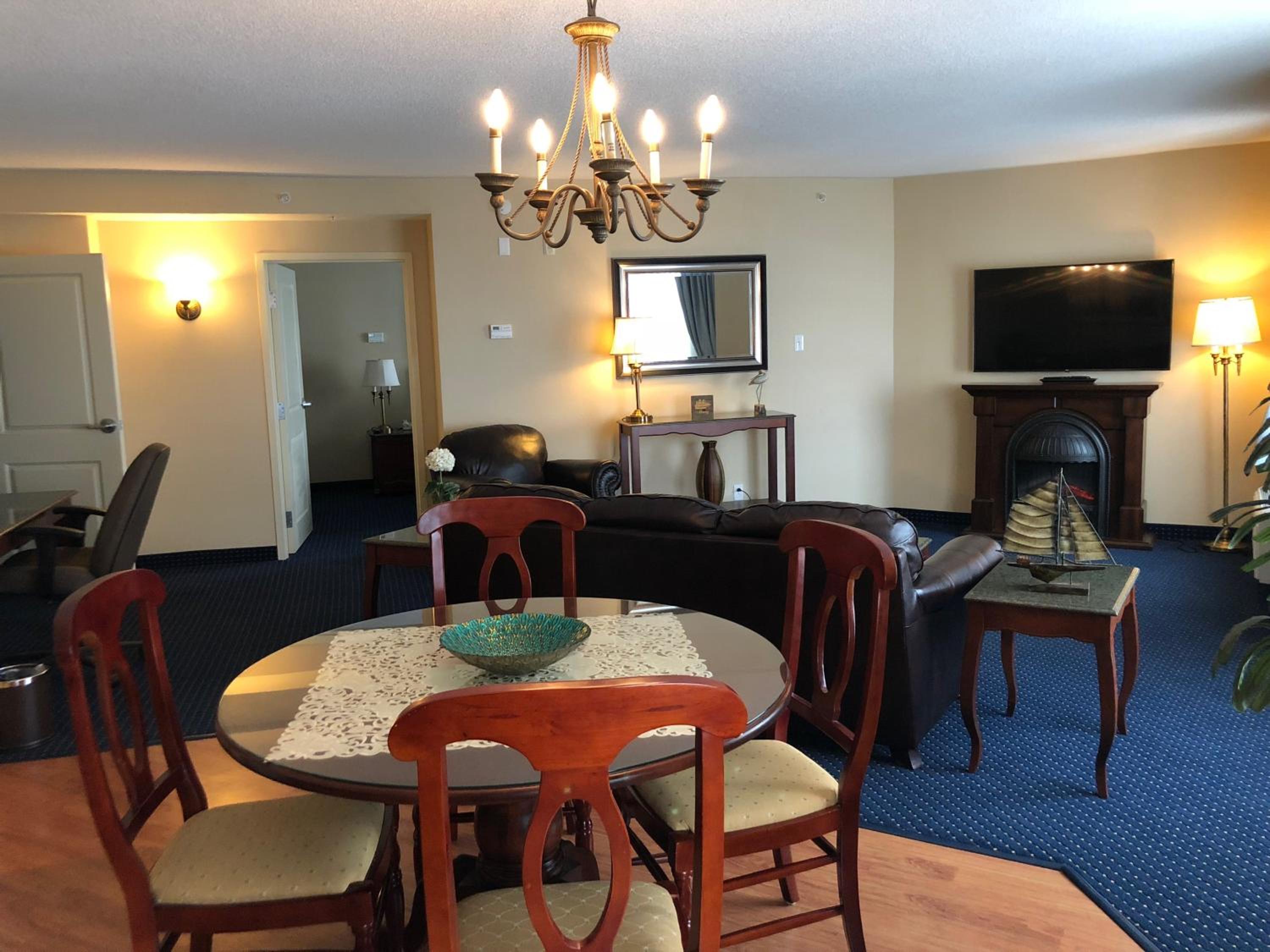King Suite - Non-Smoking - Photo 4