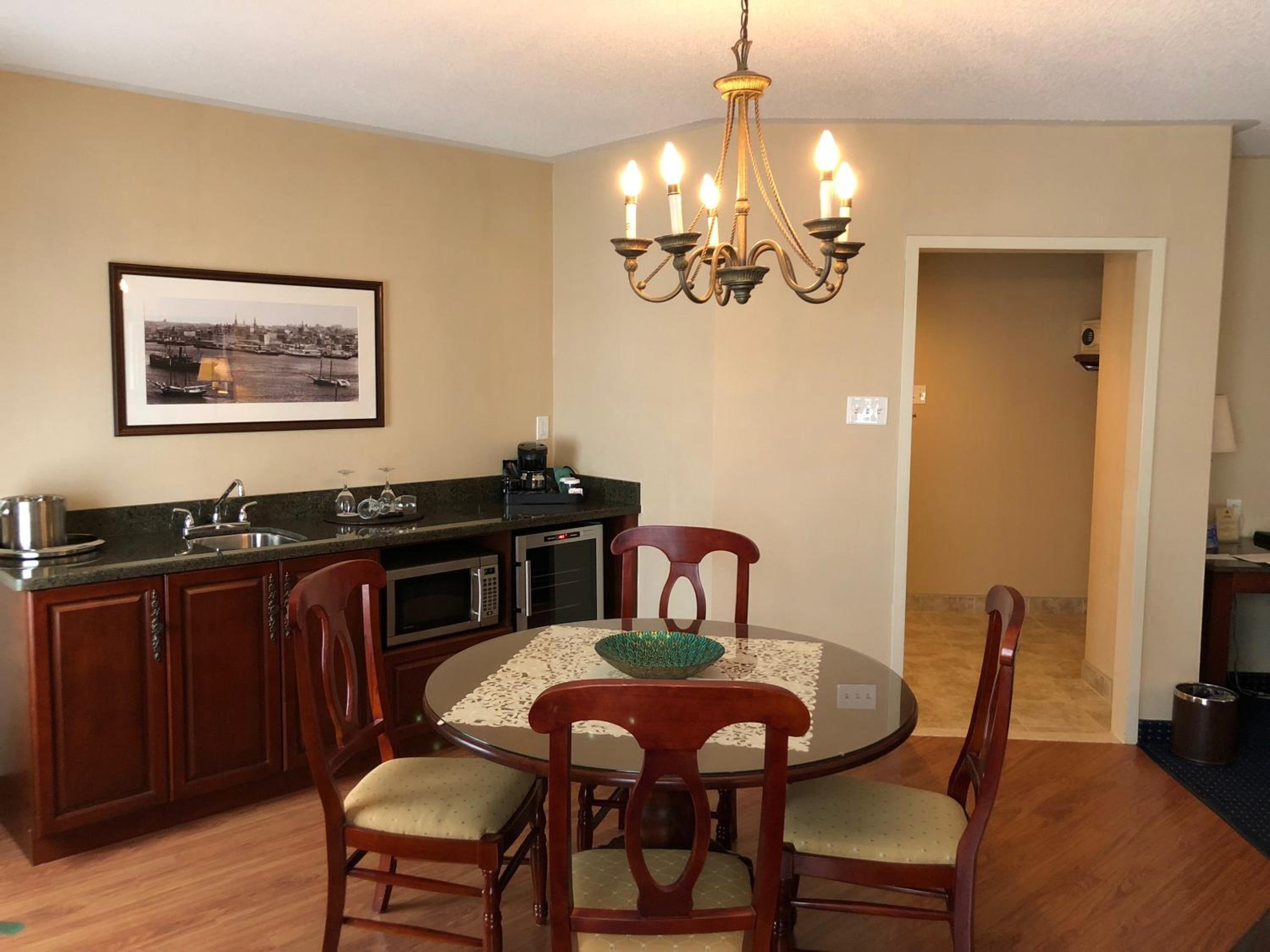 King Suite - Non-Smoking - Photo 3