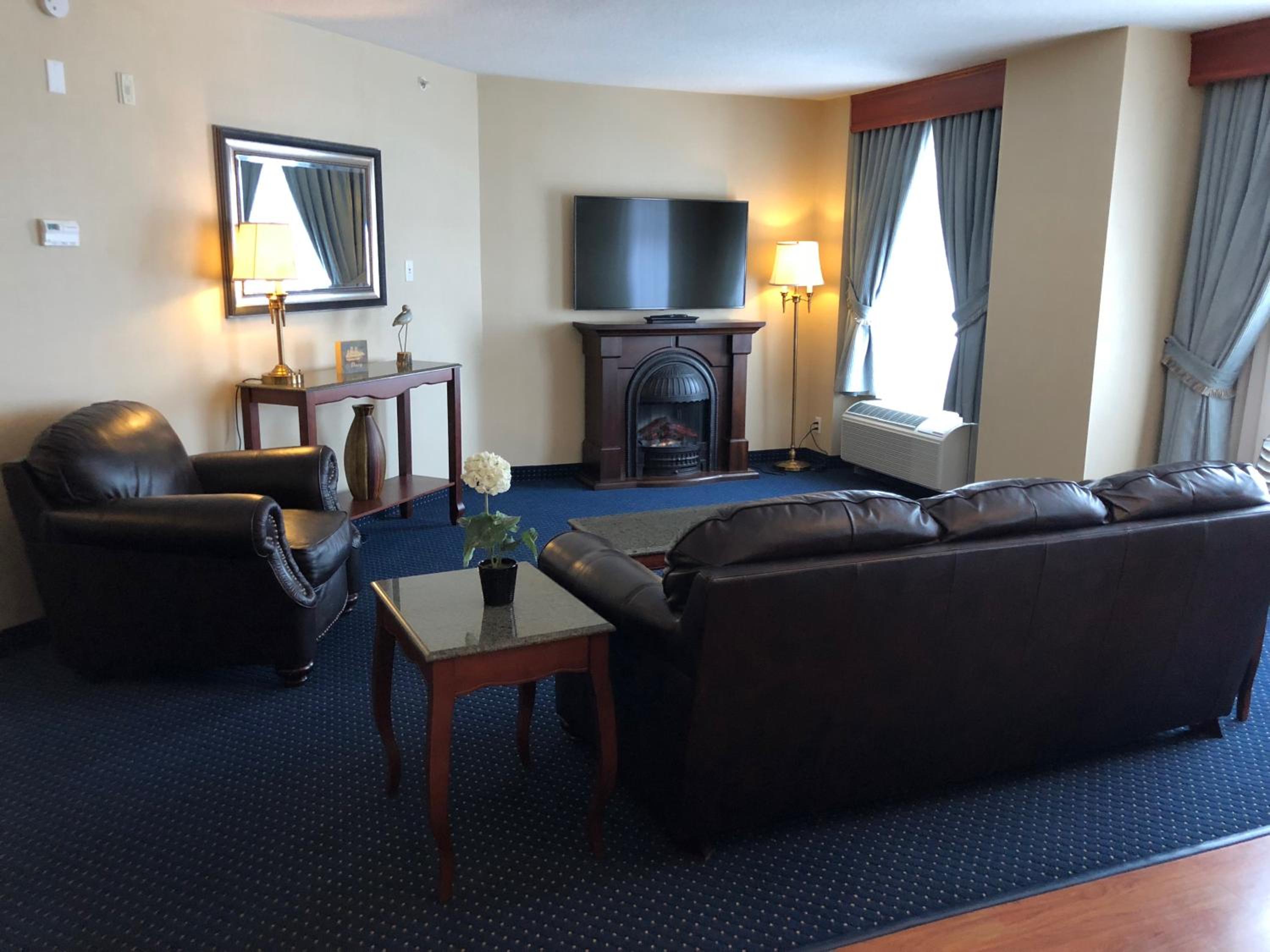 King Suite - Non-Smoking - Photo 5