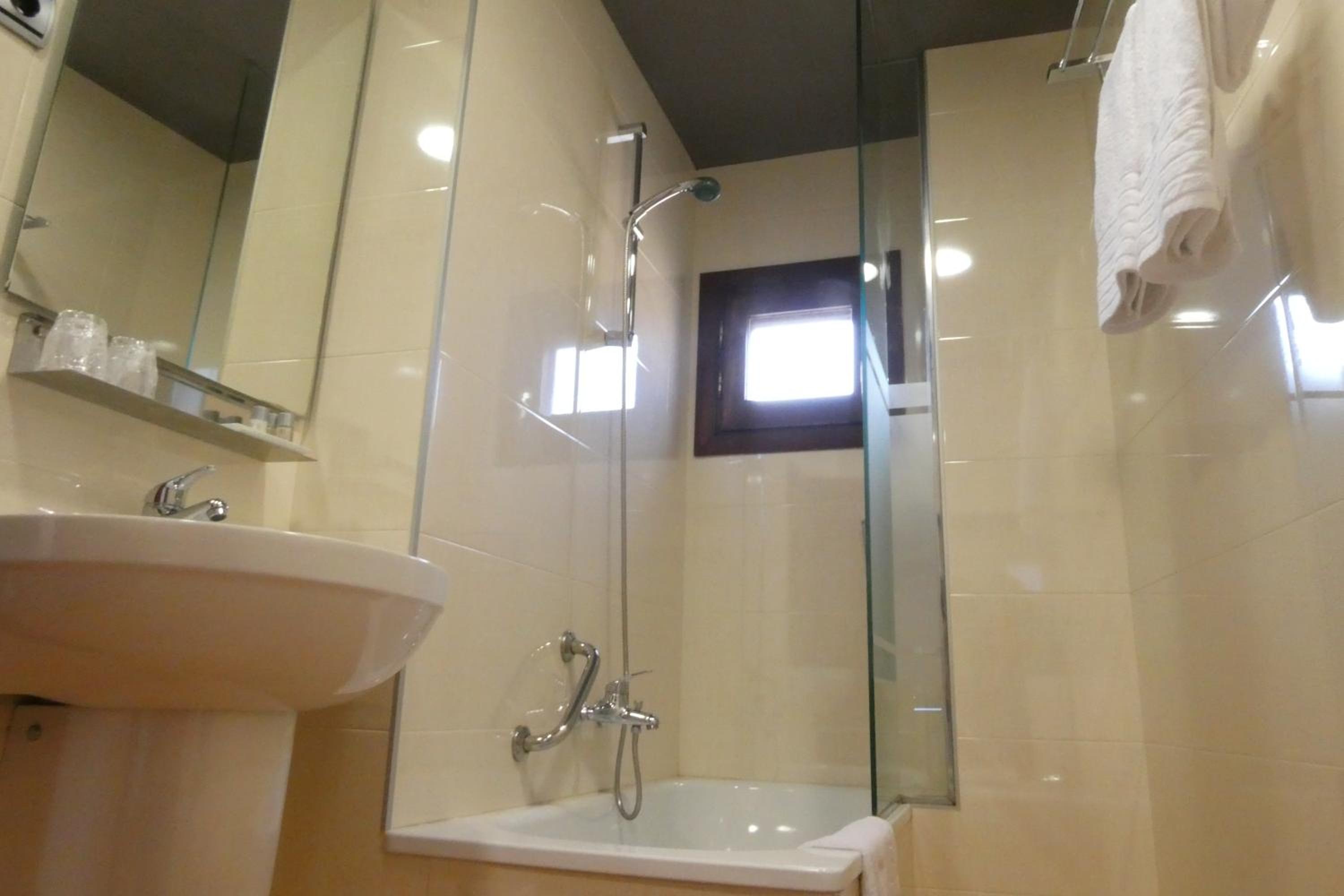 Double Room with Private Bathroom photo 2