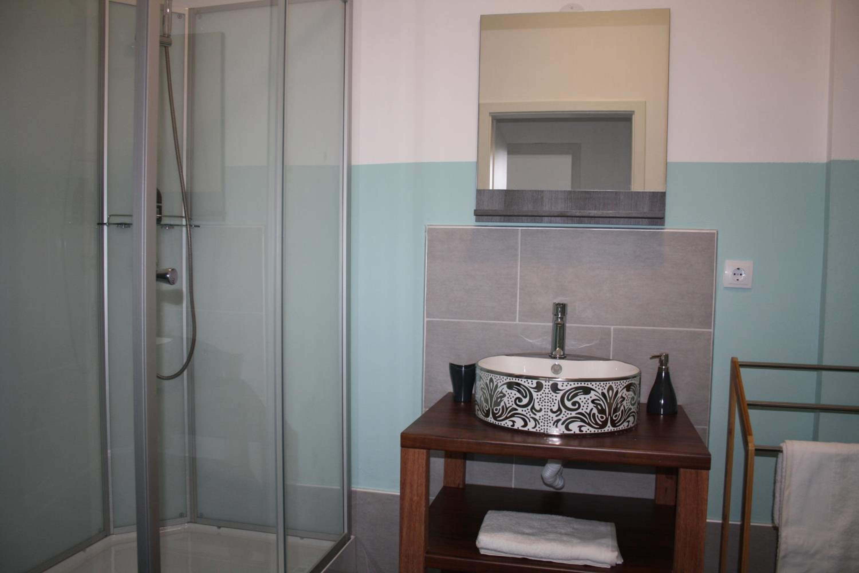 Apartment with Mountain View - Photo 2