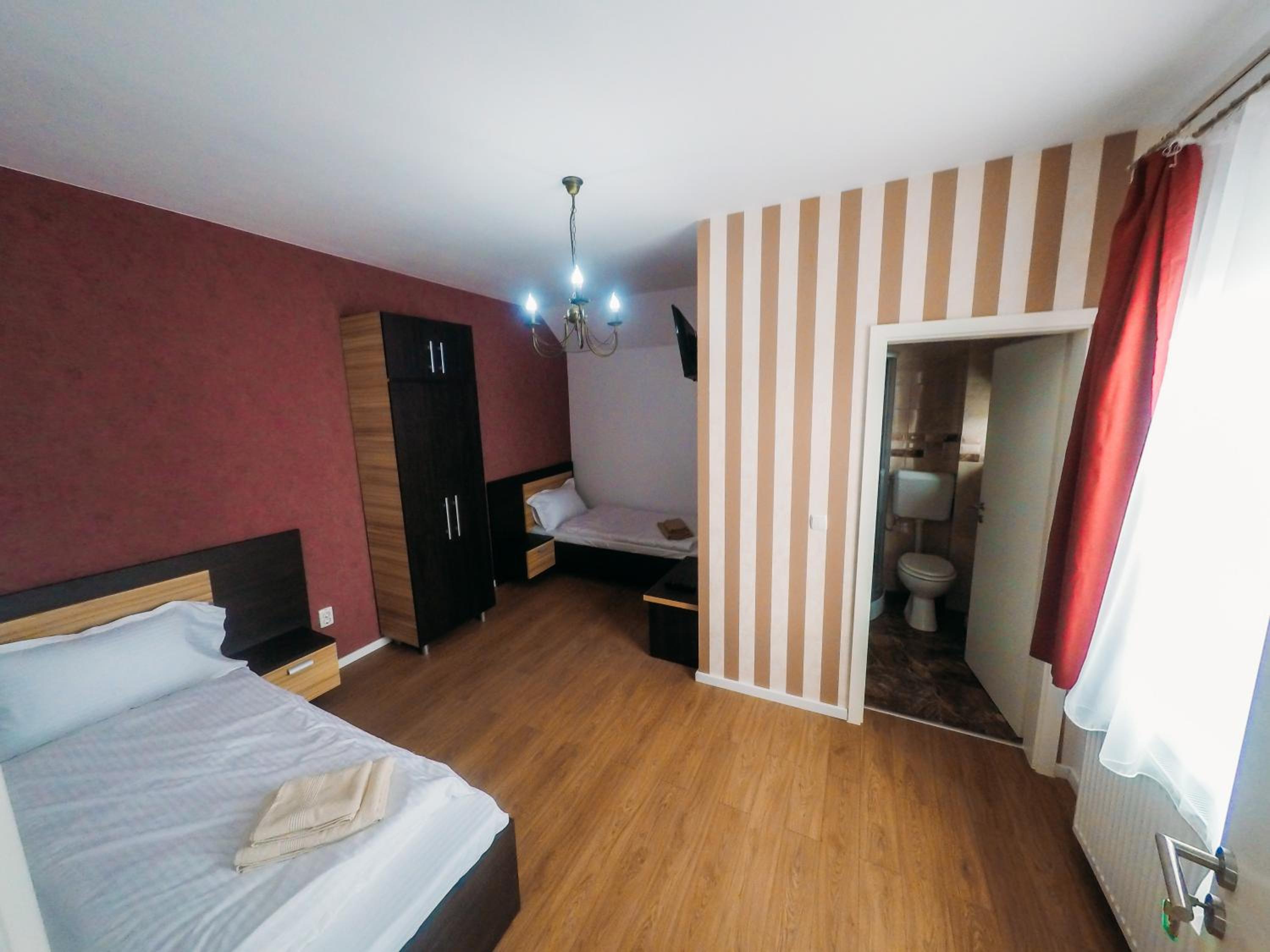 Twin Room with Private Bathroom - Photo 3