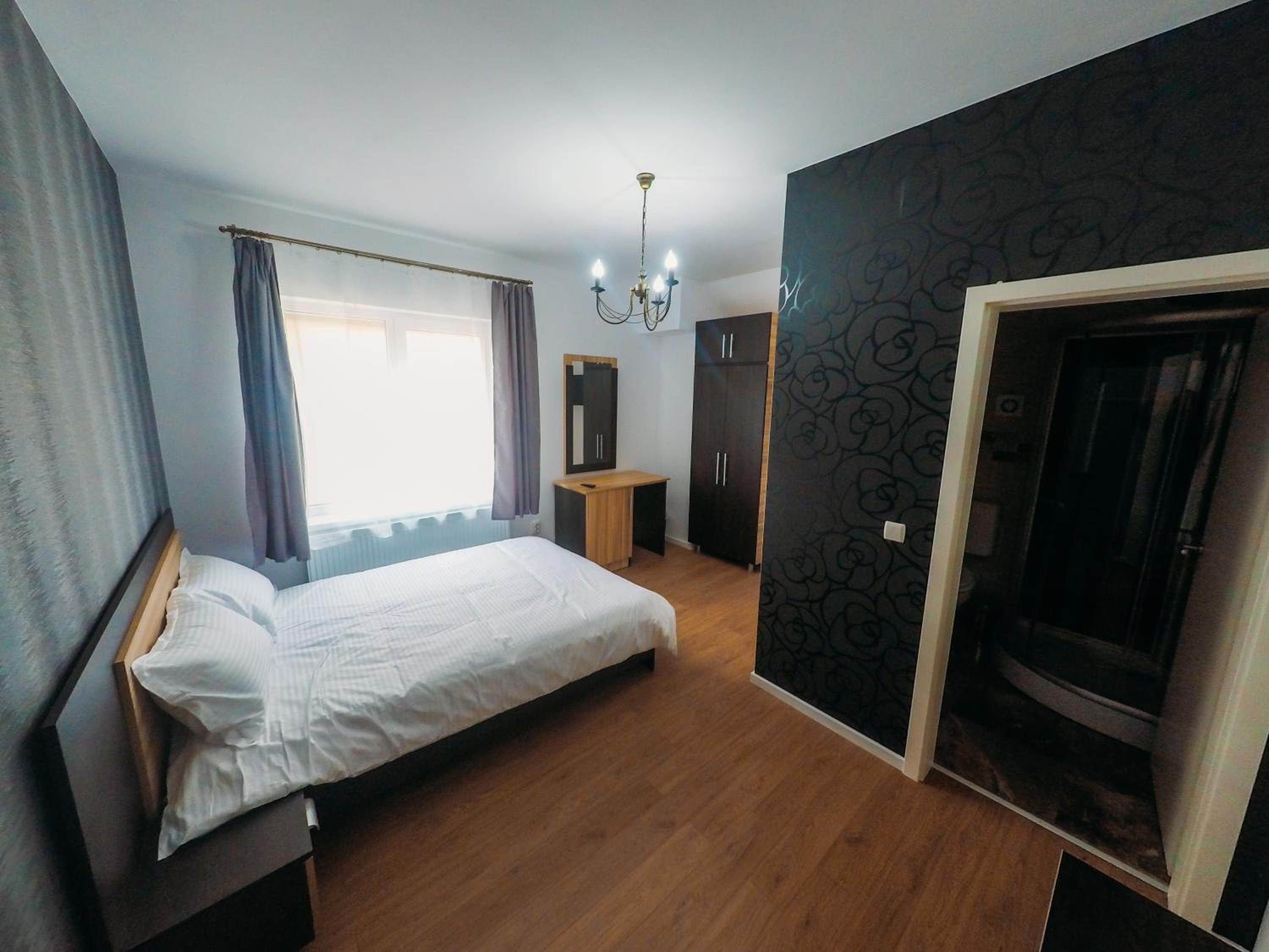 Double Room with Private Bathroom - Photo 3