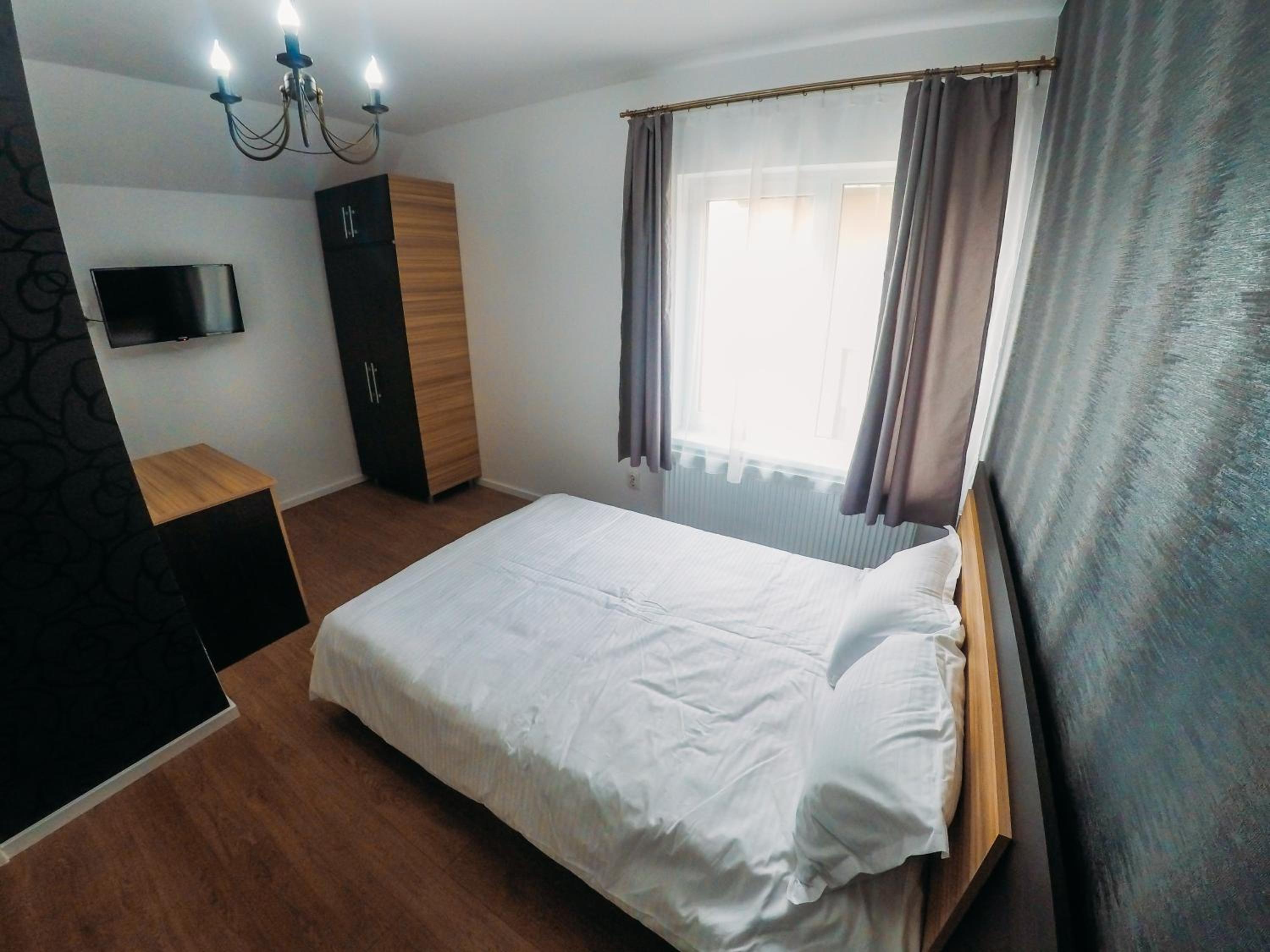 Family Room with Private Bathroom - Photo 8