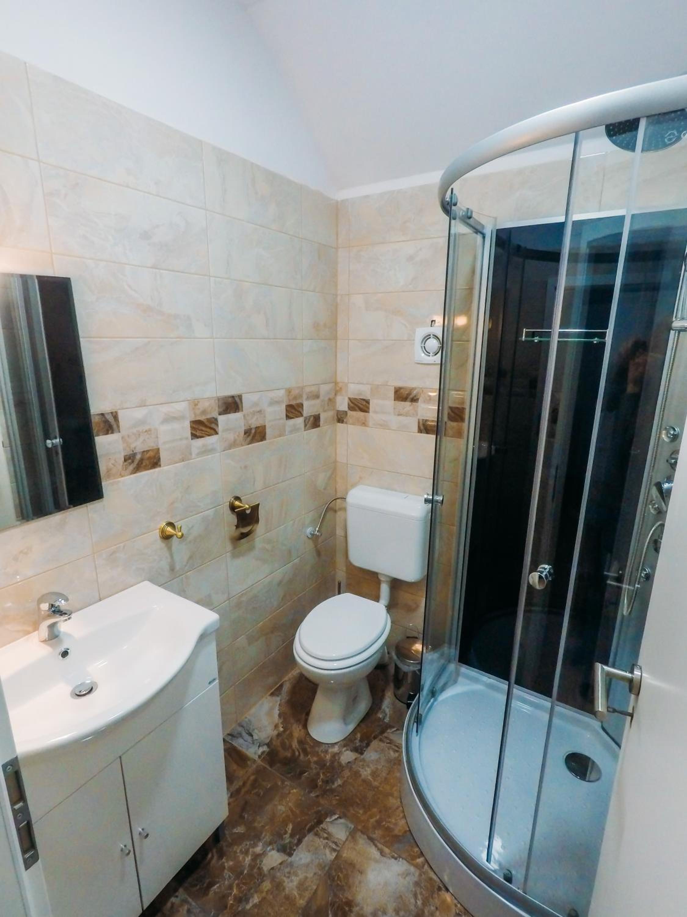 Double Room with Private Bathroom - Photo 7