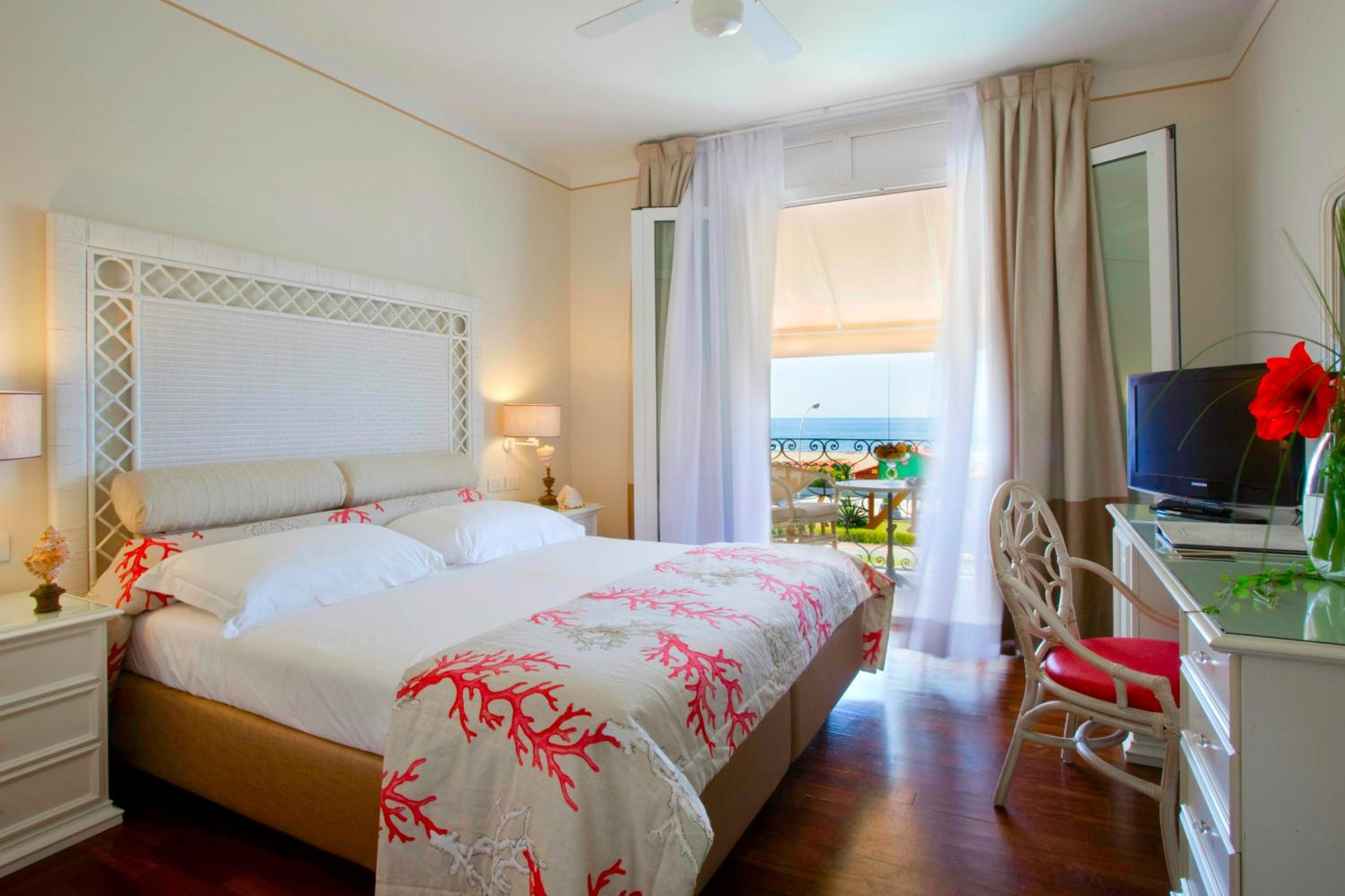 Classic Double or Twin Room with Sea View - Photo 1