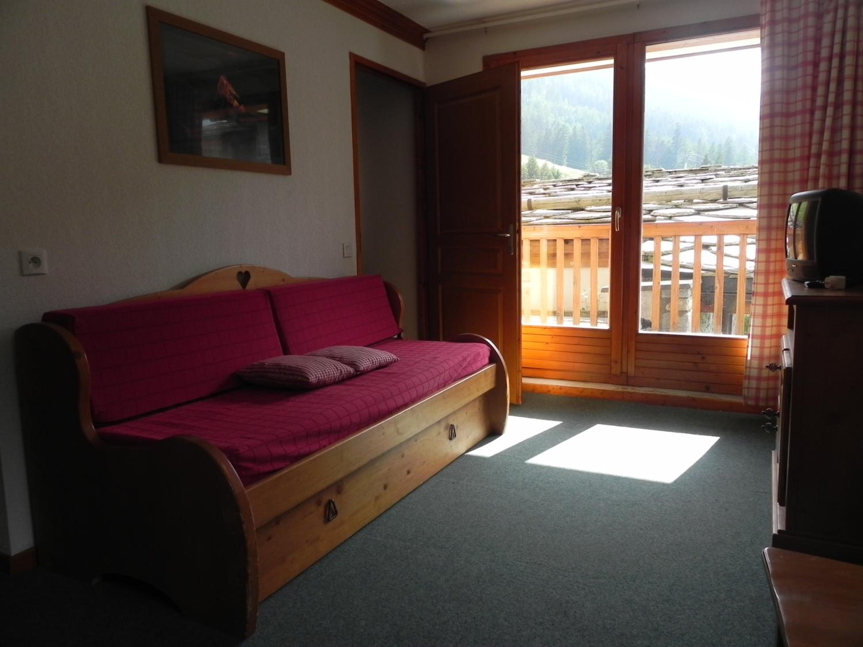 One-Bedroom Apartment with Alcove (6 Adults) photo 3