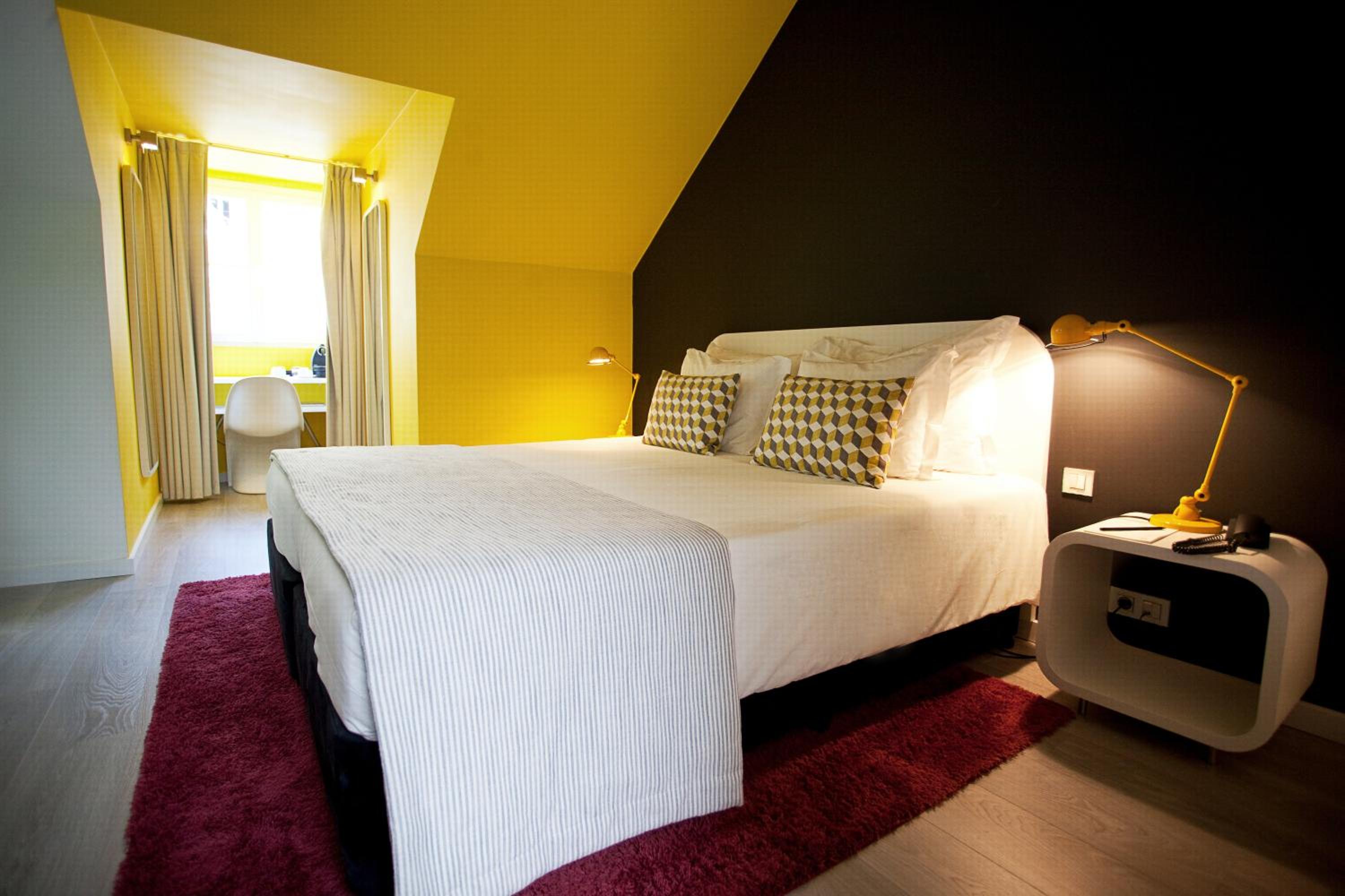 Standard Double or Twin Room with Street View - Photo 3