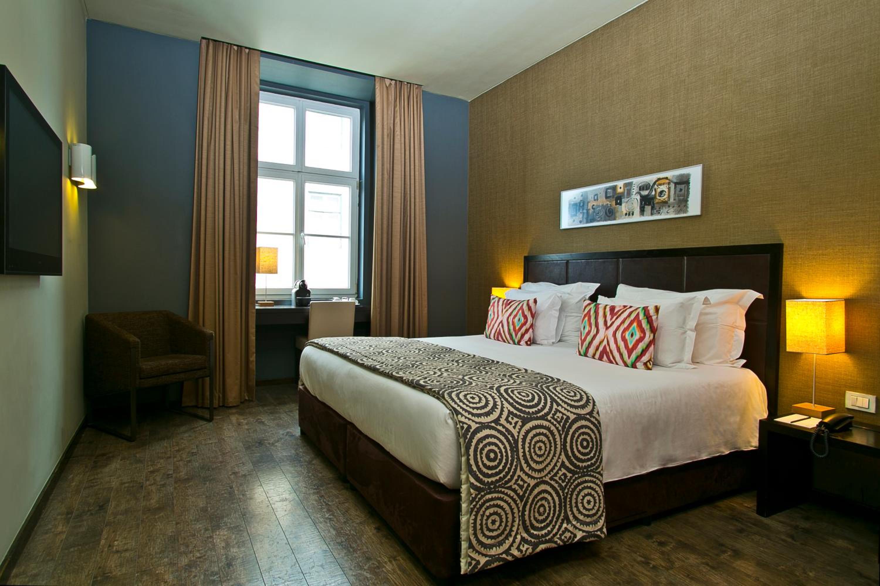Standard Double or Twin Room with Street View - Photo 2