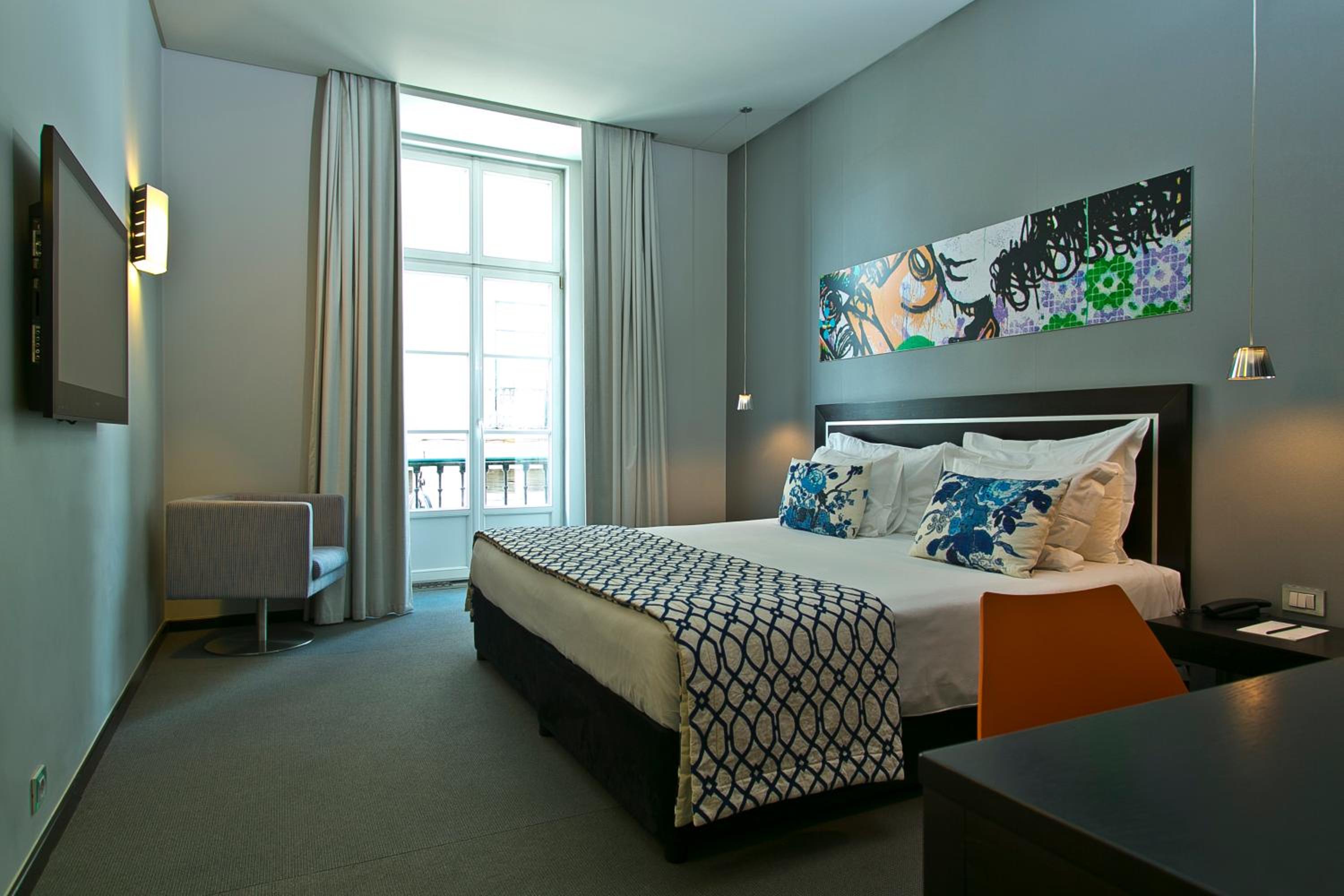 Superior Double or Twin Room with Street View - Photo 5