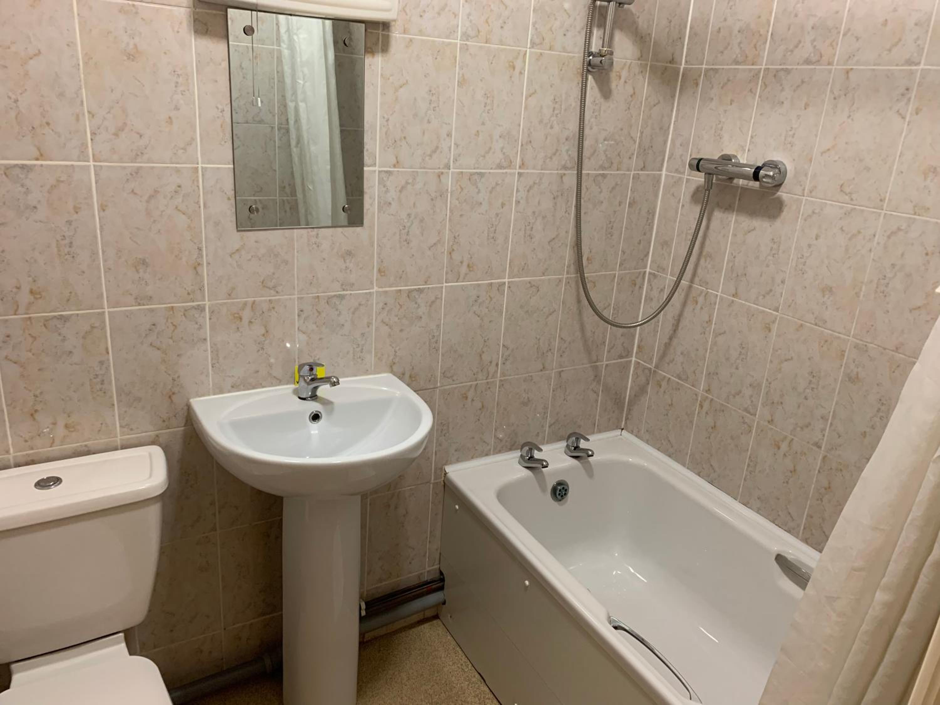 Triple Room with Private Bathroom - Photo 2