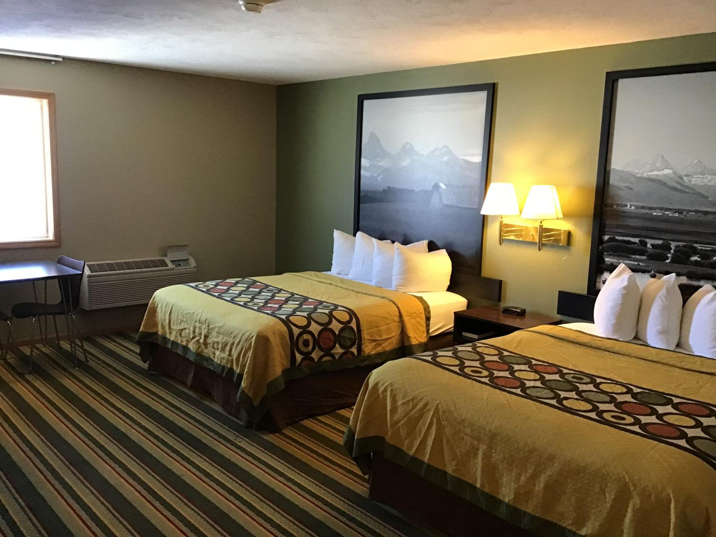 Queen Room with Two Queen Beds - Non-Smoking photo 3