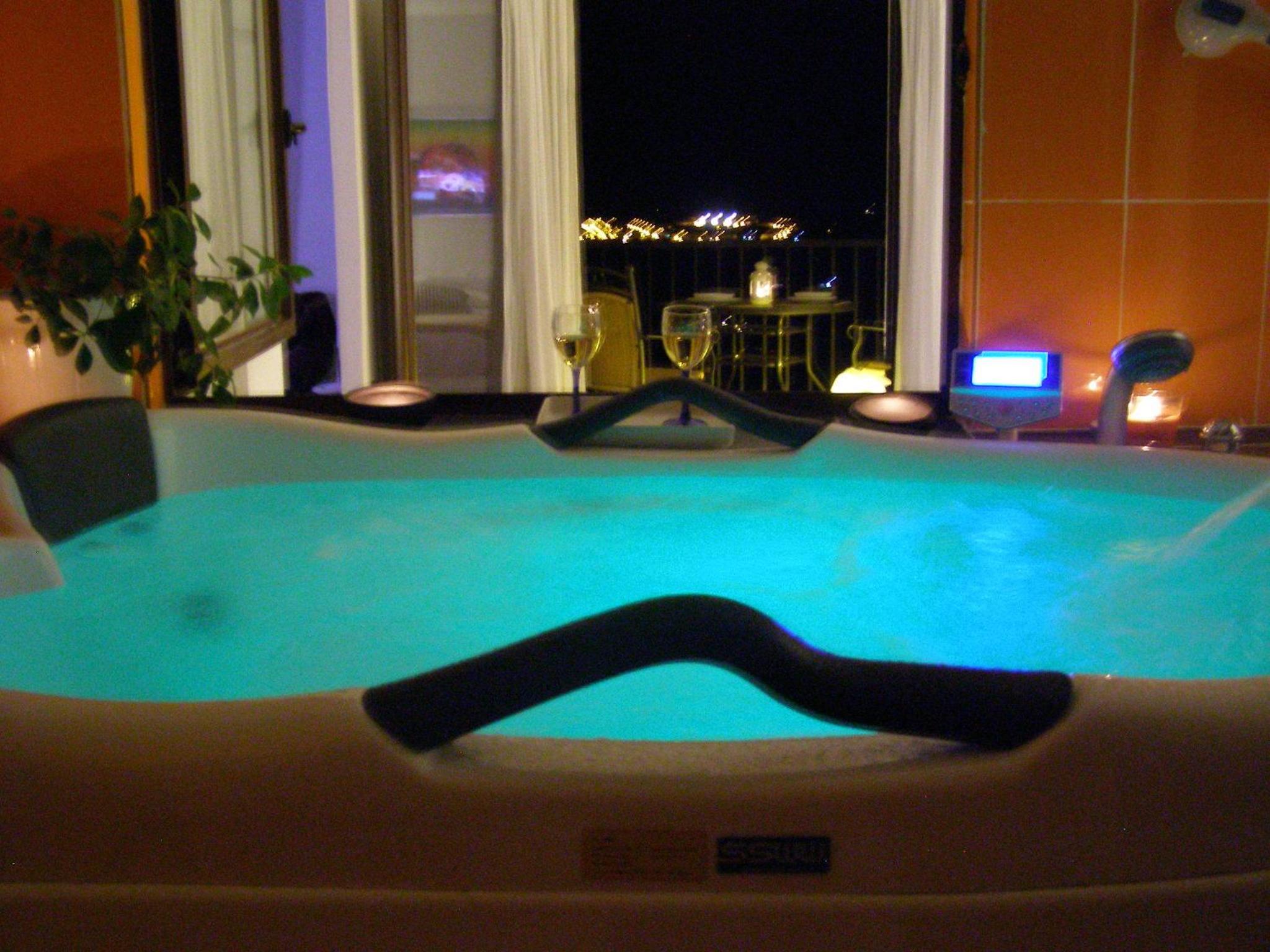 Queen Suite with Spa Bath - Photo 17