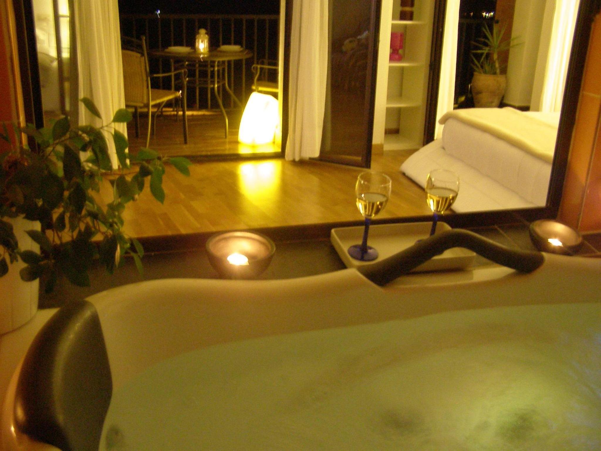 Queen Suite with Spa Bath - Photo 20