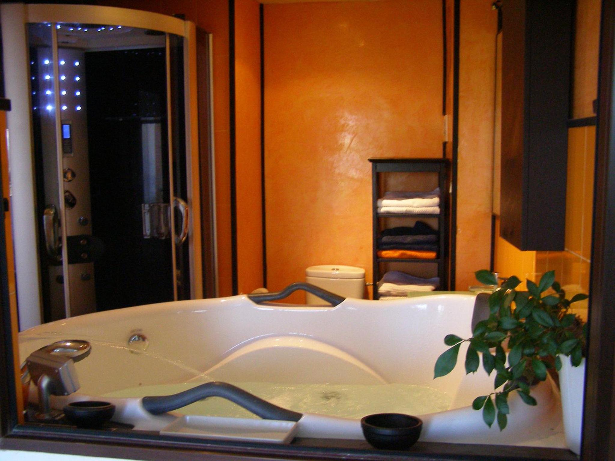 Queen Suite with Spa Bath - Photo 14