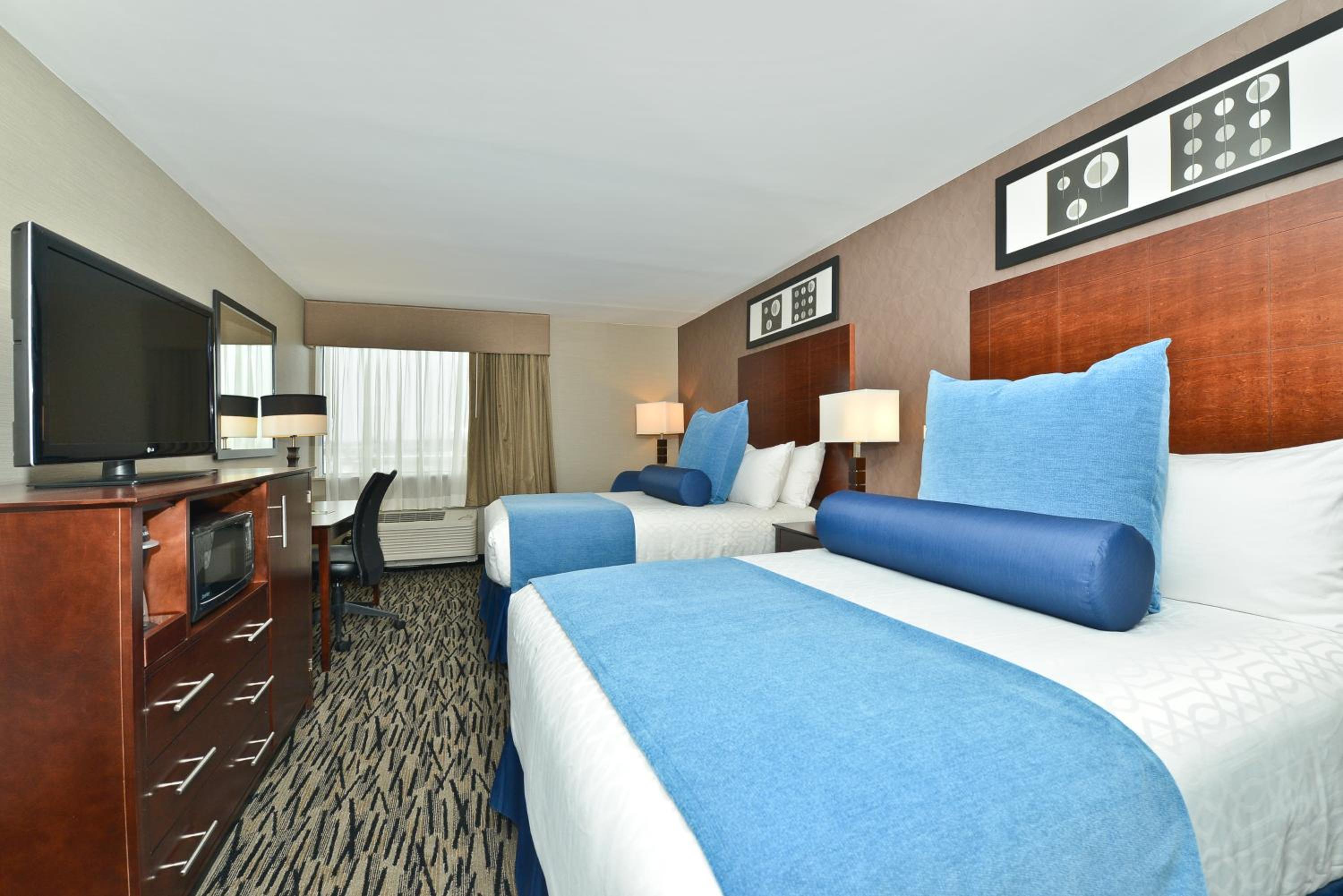 Room with two Full Size Beds - Photo 3