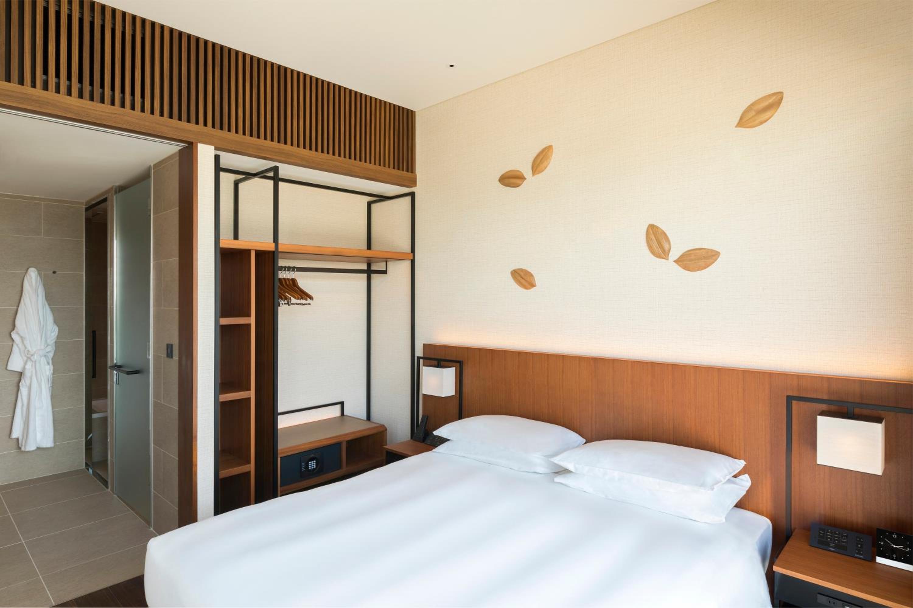 Two-Bedroom Beach House with One King Bed or Two Single Beds - Photo 5
