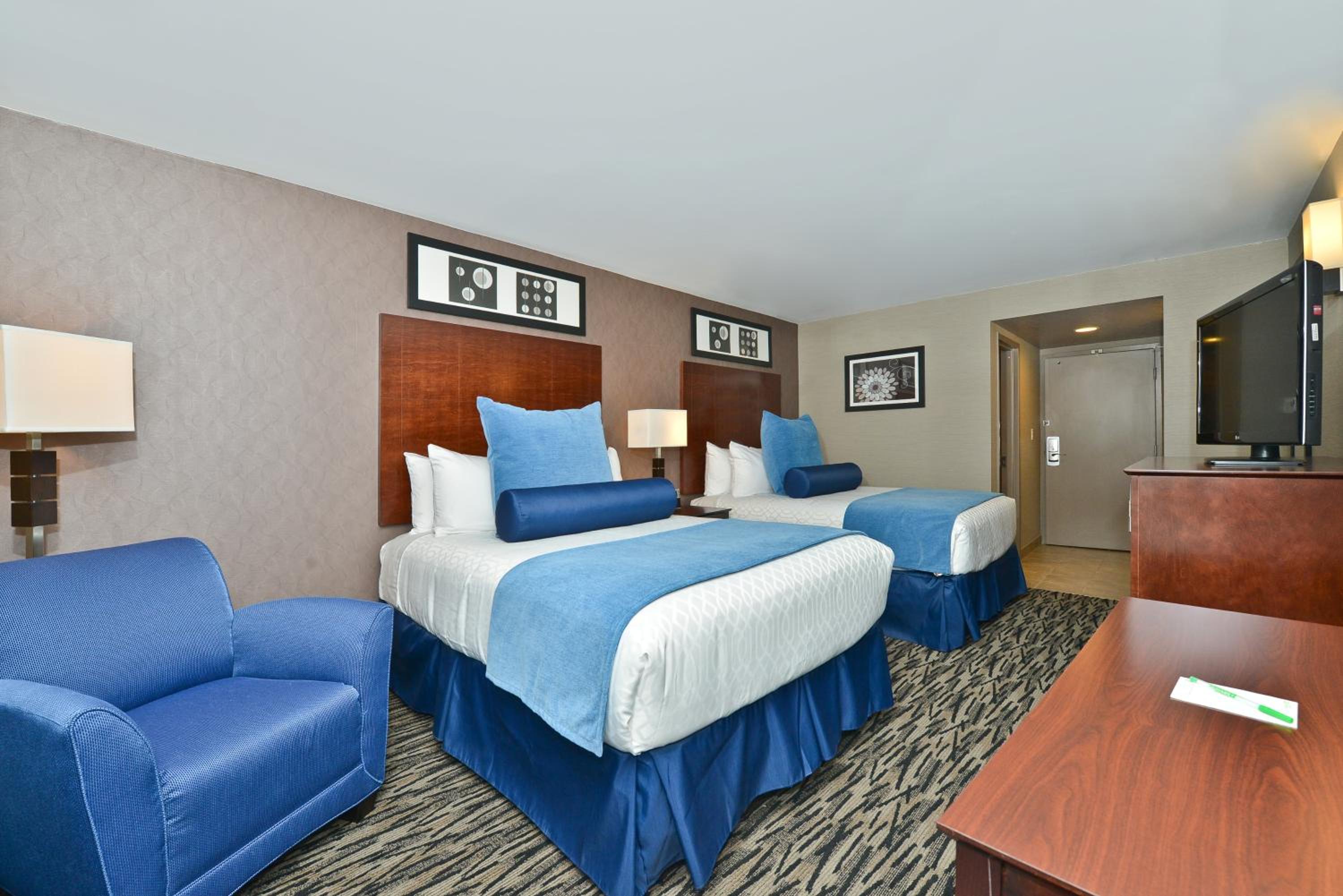 Room with two Full Size Beds - Photo 4