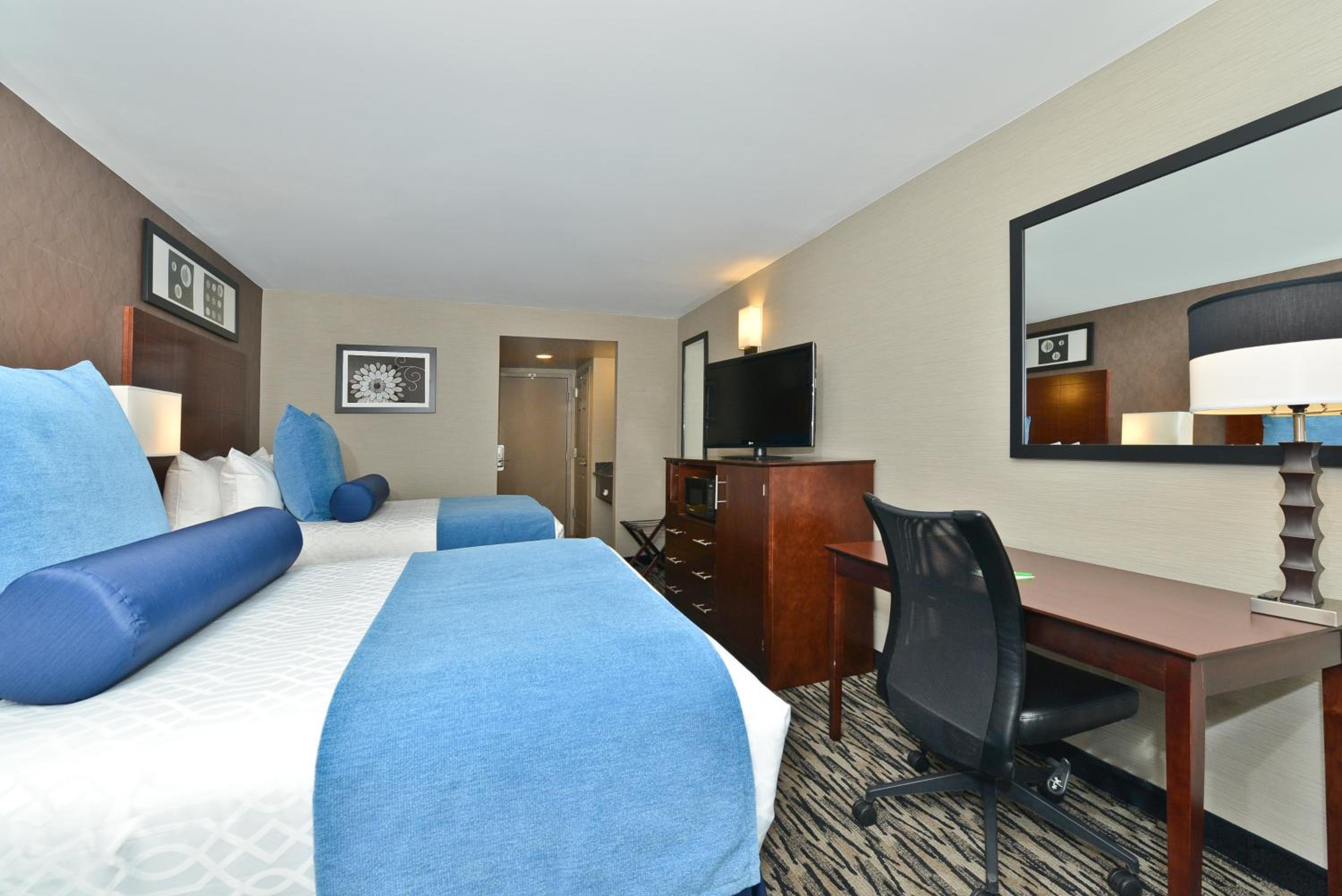 Room with two Full Size Beds - Photo 5