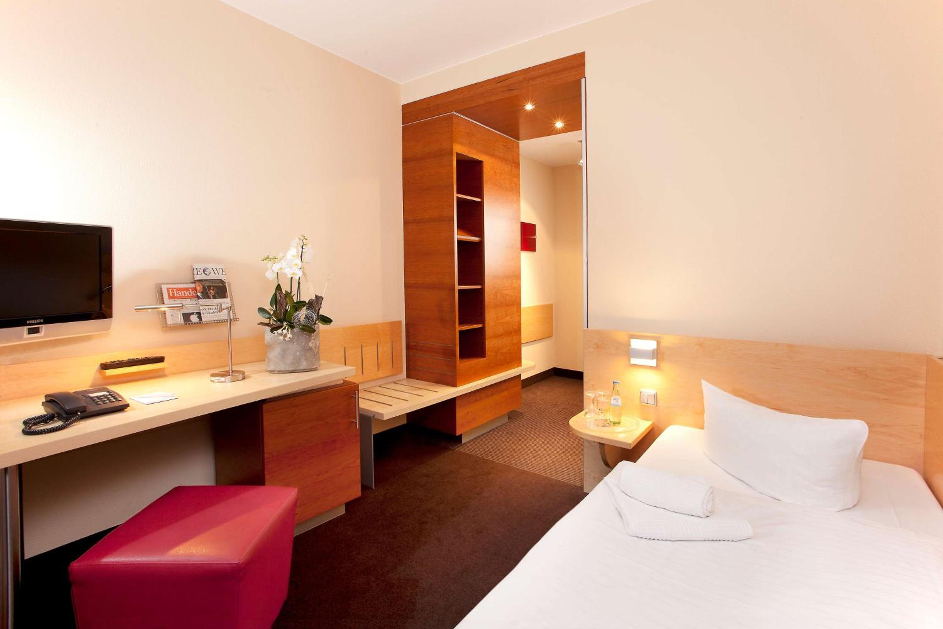 Economy Queen Room - Photo 1